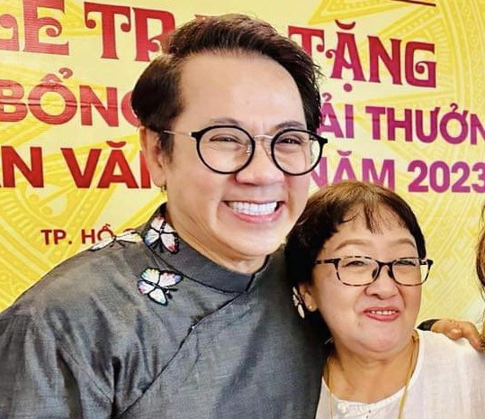 NSƯT Thành Lộc tặng món quà quý cho gia đình cố NSND Nguyễn Thành Châu