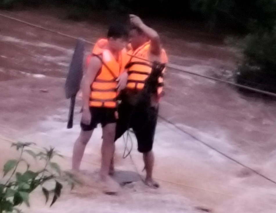 3 em nhỏ leo mỏm đá thoát khỏi dòng nước lũ