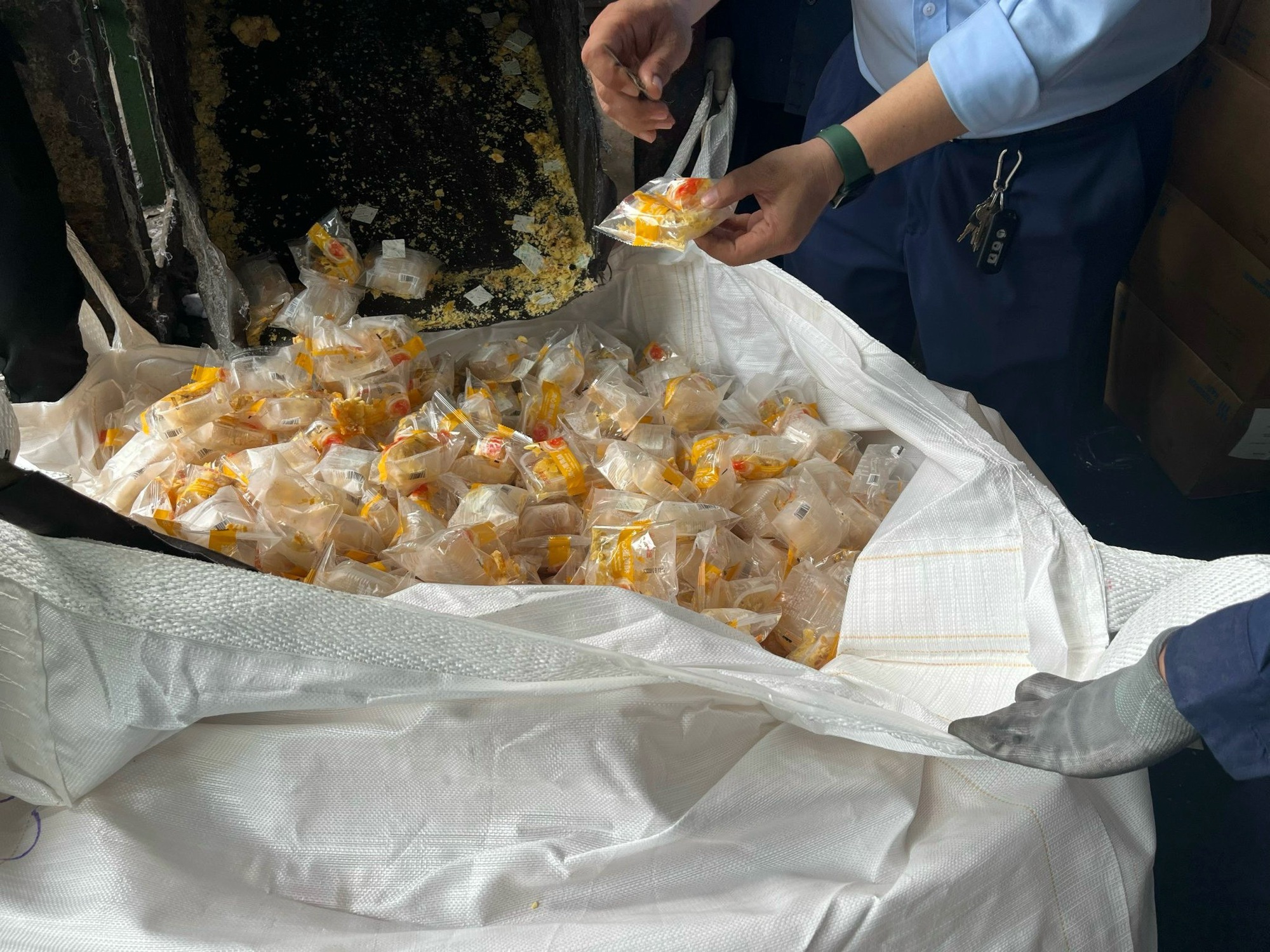 TP HCM tiêu hủy gần 11.000 bánh trung thu nhập lậu