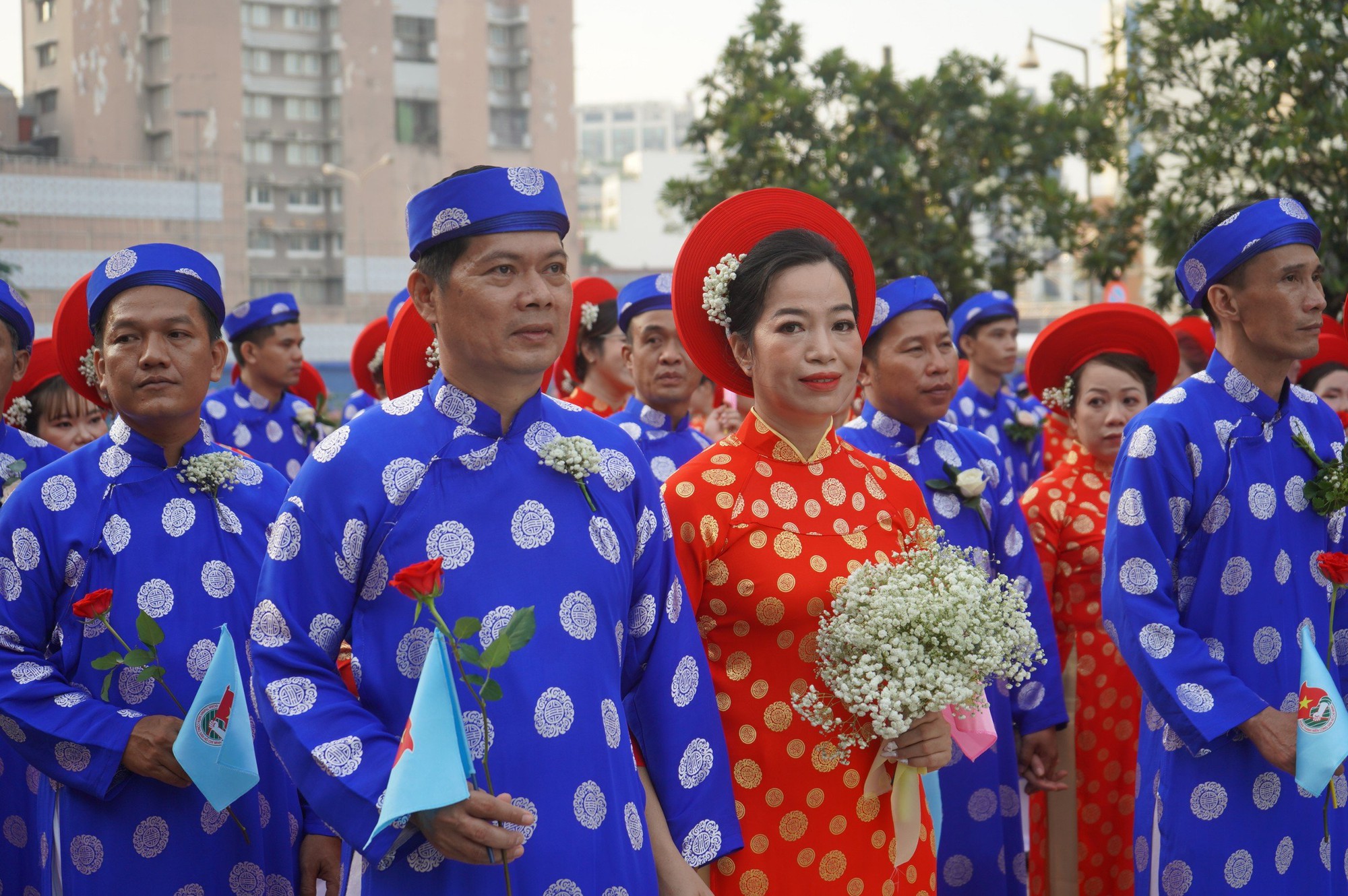 Những hình ảnh ấm áp trong lễ cưới tập thể của 82 đôi công nhân khó khăn - Ảnh 3.