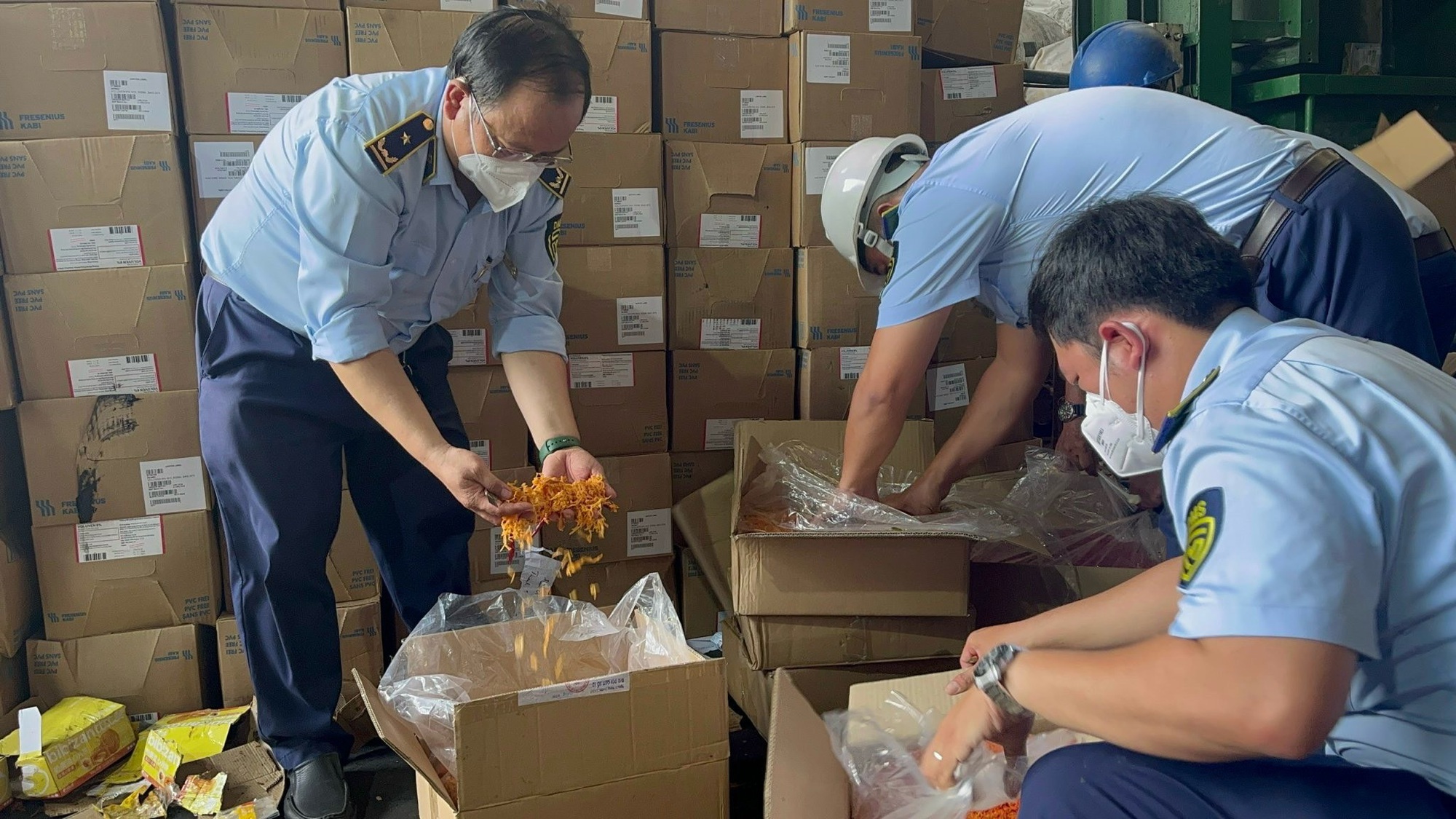 TP HCM ti&ecirc;u hủy gần 11.000 b&aacute;nh trung thu nhập lậu - Ảnh 1.
