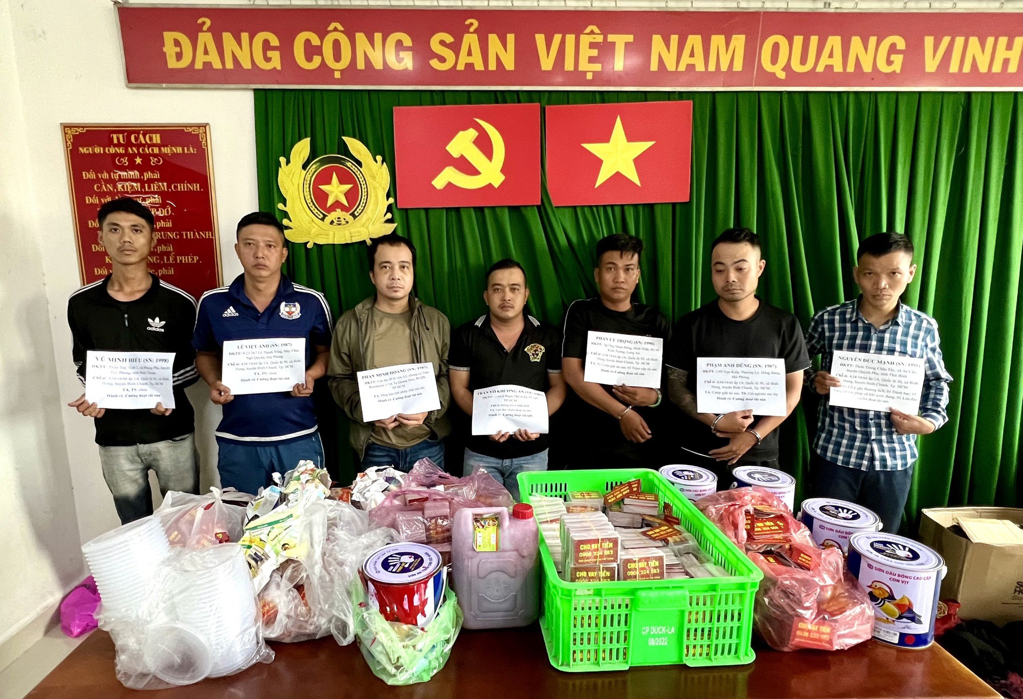 Công an quận 3 bắt nhóm cho vay nặng lãi