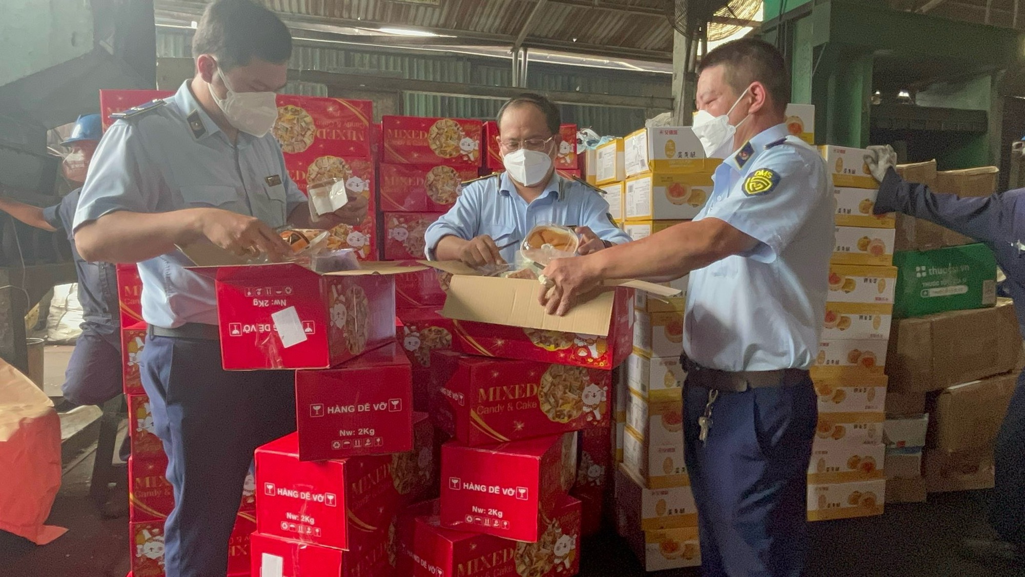 TP HCM ti&ecirc;u hủy gần 11.000 b&aacute;nh trung thu nhập lậu - Ảnh 3.