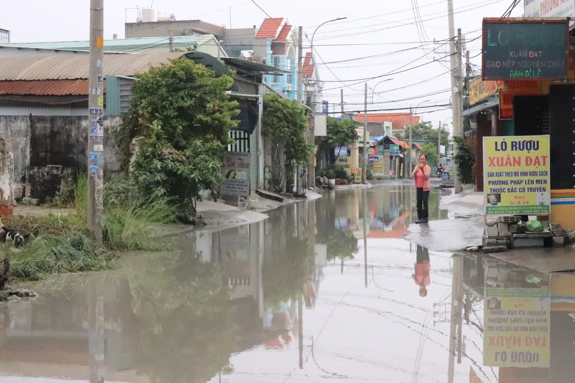 Khổ v&igrave; tuyến đường ngập nửa năm kh&ocirc;ng r&uacute;t - Ảnh 2.