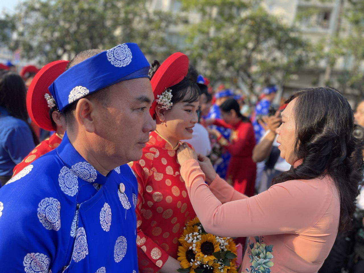 Những hình ảnh ấm áp trong lễ cưới tập thể của 82 đôi công nhân khó khăn - Ảnh 9.