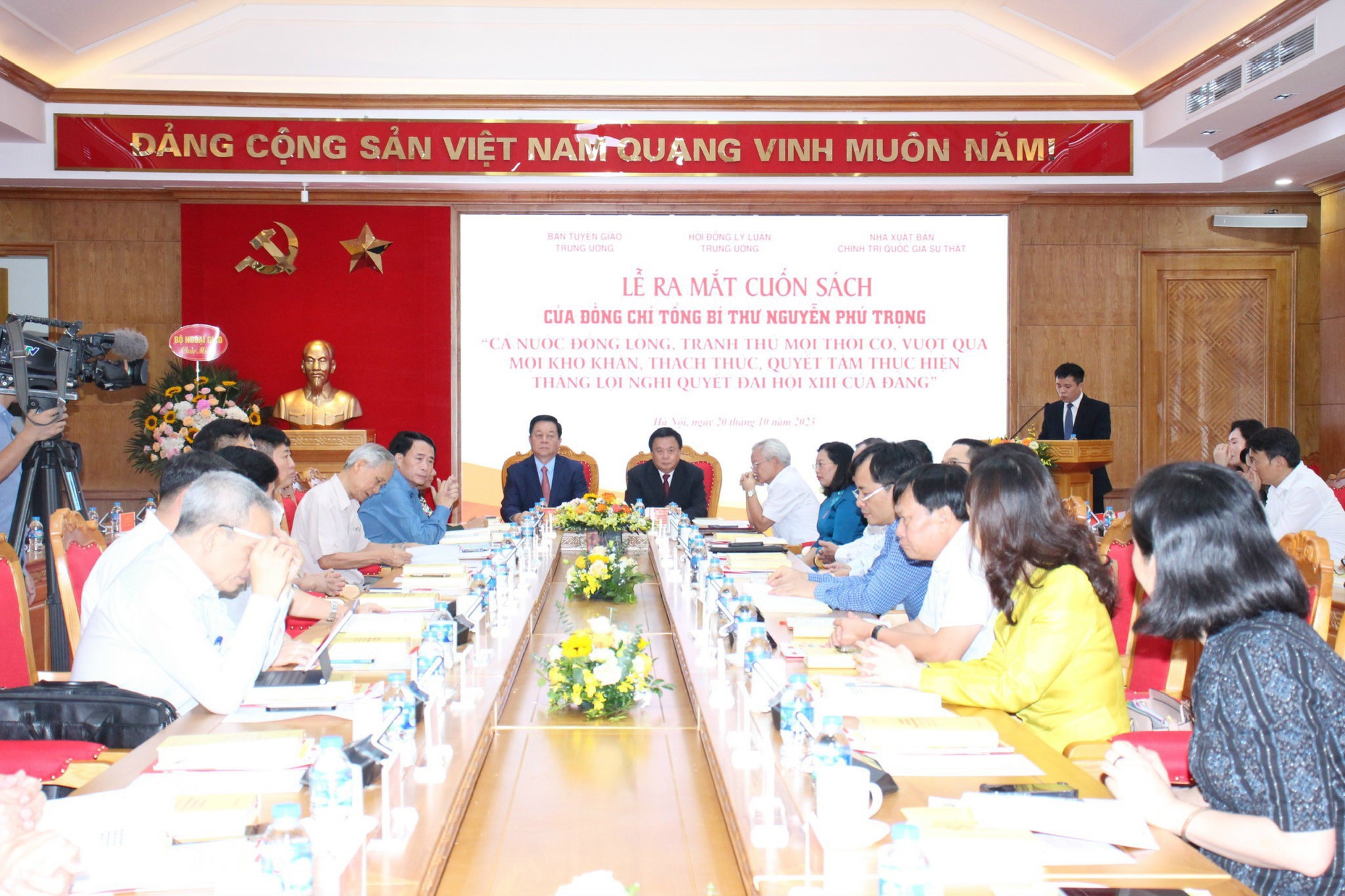 Ra mắt s&aacute;ch mới của Tổng B&iacute; thư Nguyễn Ph&uacute; Trọng - Ảnh 1.