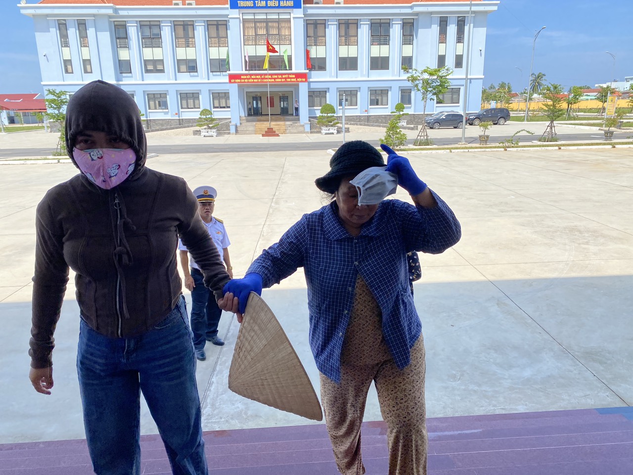 H&igrave;nh ảnh đưa 78 ngư d&acirc;n Quảng Nam gặp nạn tr&ecirc;n biển v&agrave; 2 thi thể v&agrave;o bờ - Ảnh 7.
