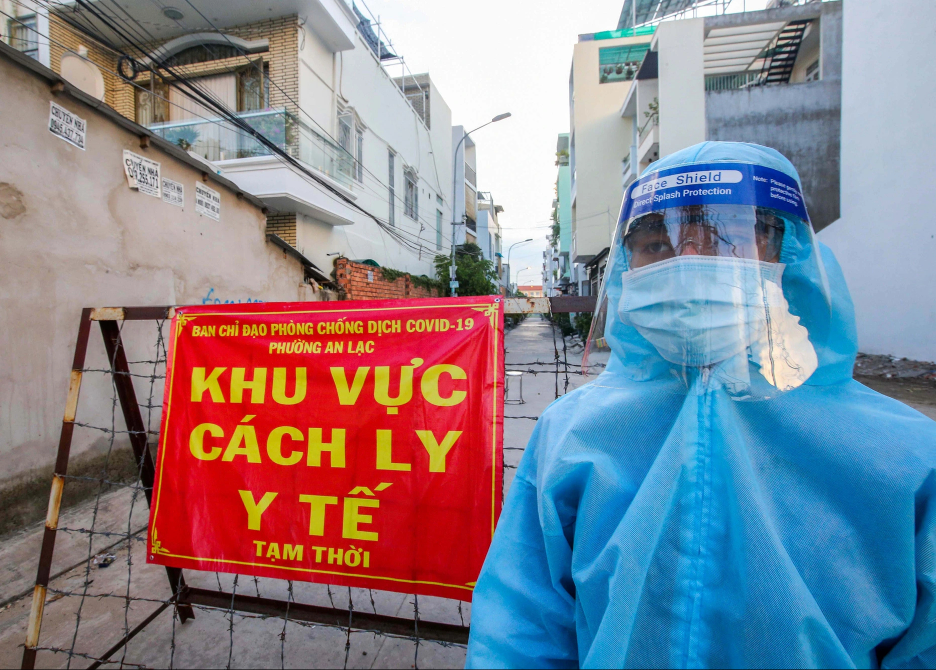 Có sự thay đổi gì khi chuyển COVID-19 từ nhóm A sang nhóm B?