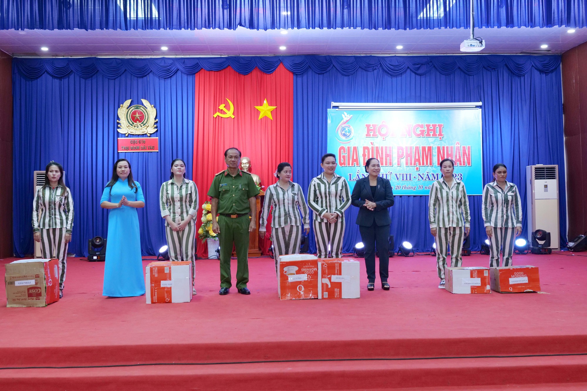 Phạm nhân nữ ở Cà Mau thi nấu ăn, cắm hoa nhân ngày 20-10 - Ảnh 8.