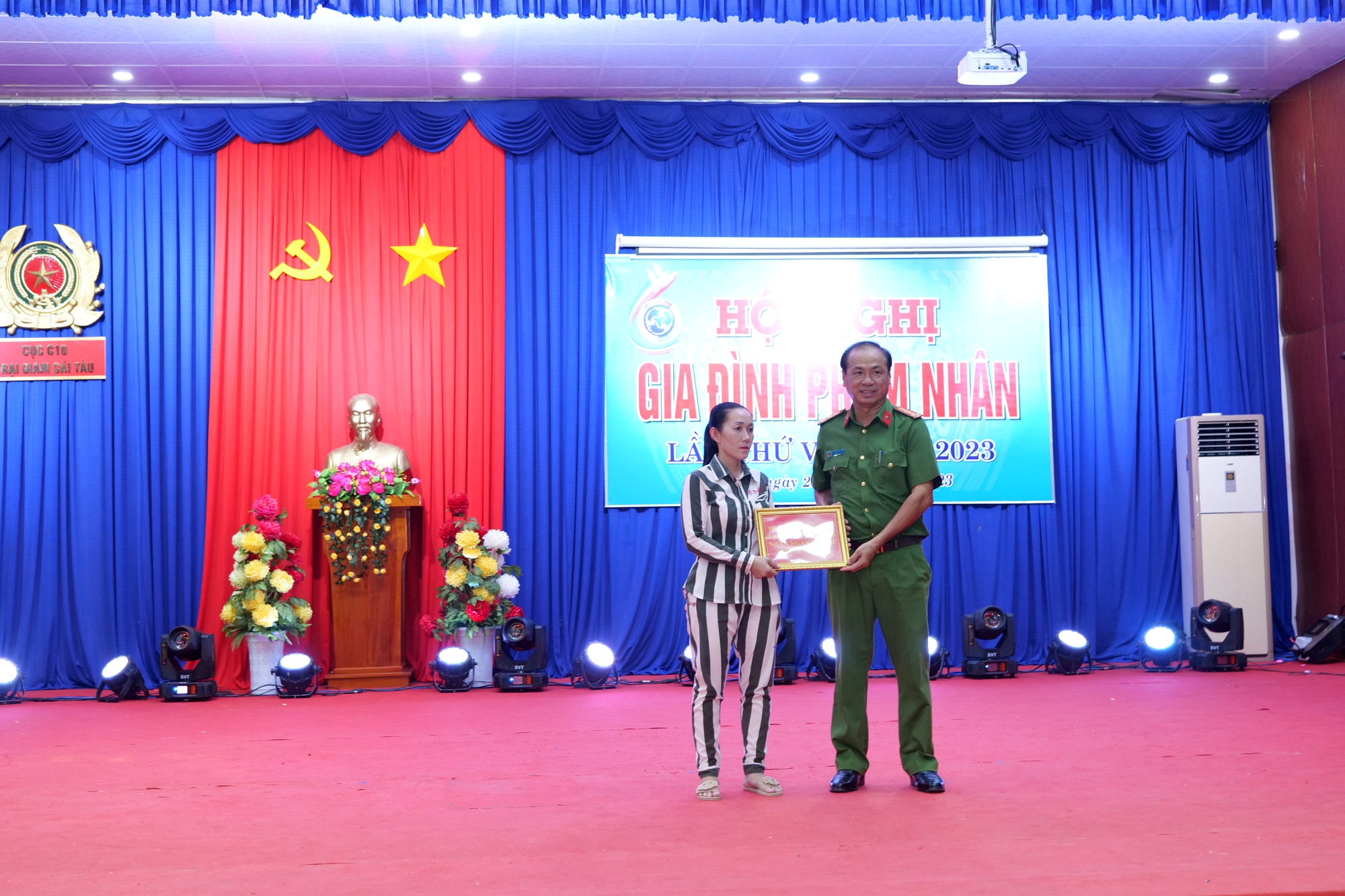 Phạm nhân nữ ở Cà Mau thi nấu ăn, cắm hoa nhân ngày 20-10 - Ảnh 7.