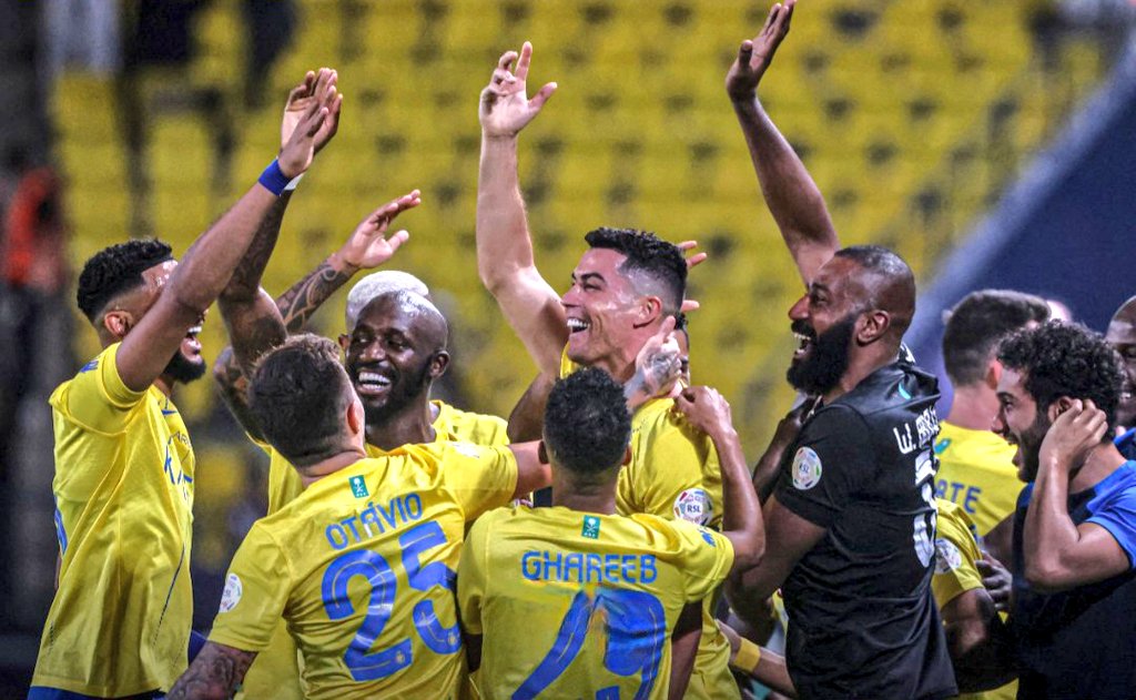 Ronaldo lập si&ecirc;u phẩm n&acirc;ng cao kỷ lục ghi b&agrave;n, gi&uacute;p Al-Nassr ngược d&ograve;ng - Ảnh 2.