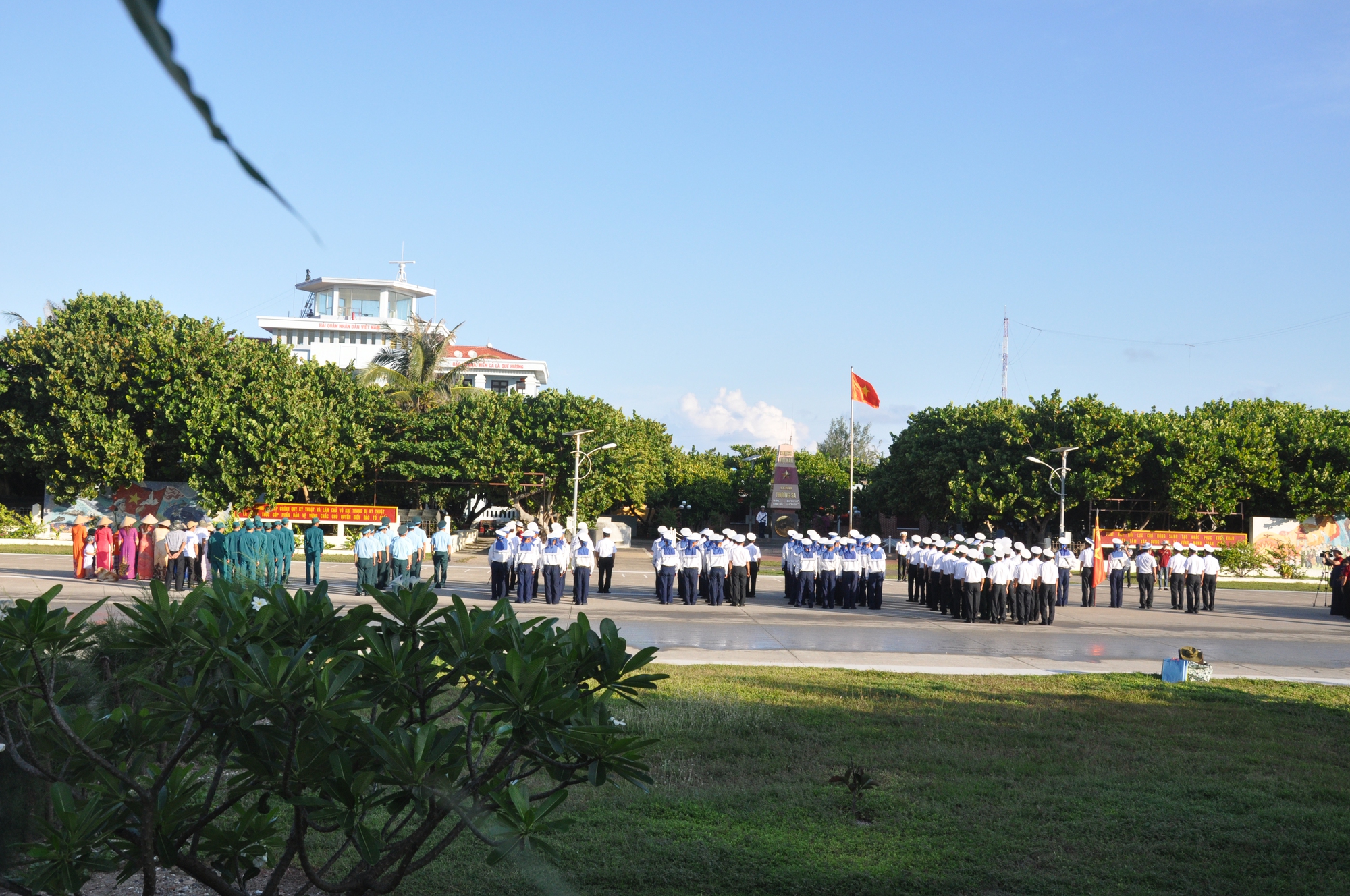 CUỘC THI VIẾT &ldquo;CHỦ QUYỀN QUỐC GIA BẤT KHẢ X&Acirc;M PHẠM&rdquo;: Thi&ecirc;ng li&ecirc;ng lễ ch&agrave;o cờ ở Trường Sa - Ảnh 3.