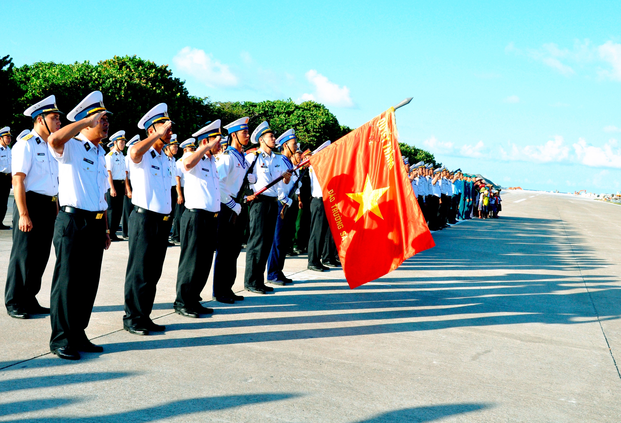 CUỘC THI VIẾT “CHỦ QUYỀN QUỐC GIA BẤT KHẢ XÂM PHẠM”: Thiêng liêng lễ chào cờ ở Trường Sa