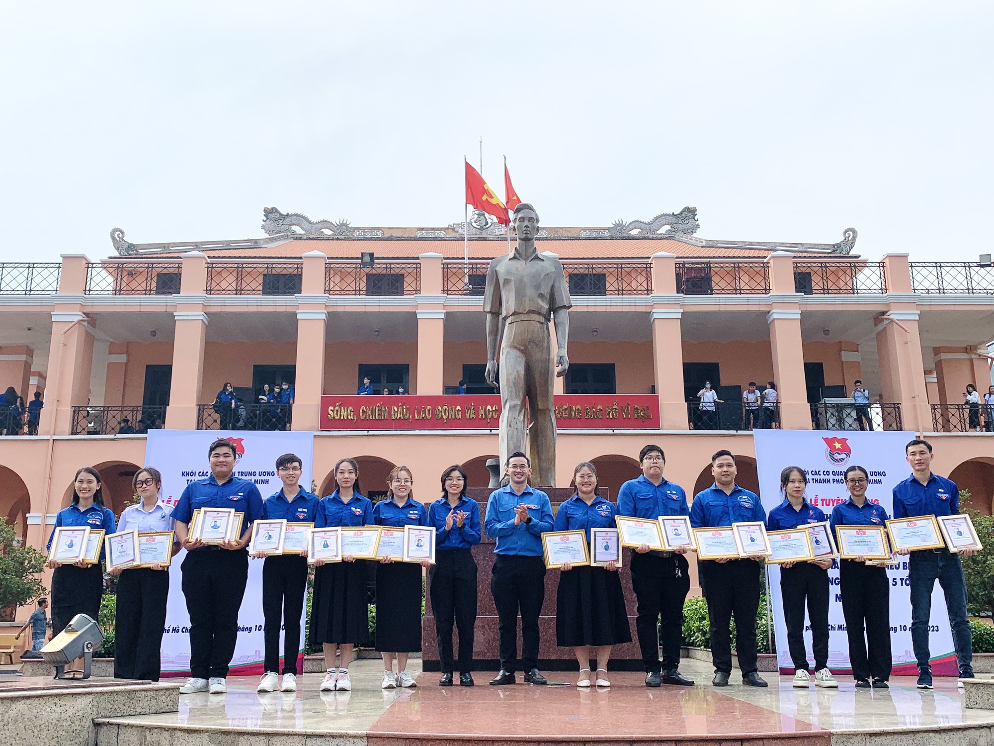 Đo&agrave;n Khối c&aacute;c cơ quan Trung ương tại TP HCM tuy&ecirc;n dương 90 gương điển h&igrave;nh - Ảnh 2.