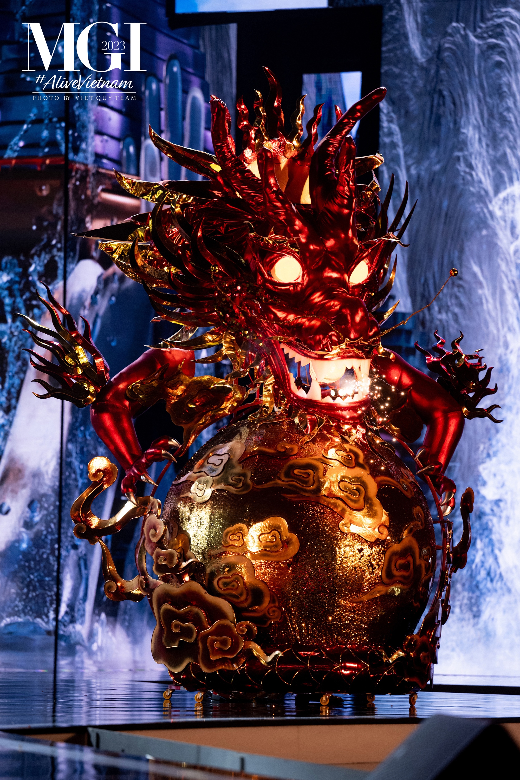 National Costume hoành tráng, nặng 30 kg của thí sinh Hoa hậu Hòa bình - Ảnh 2.