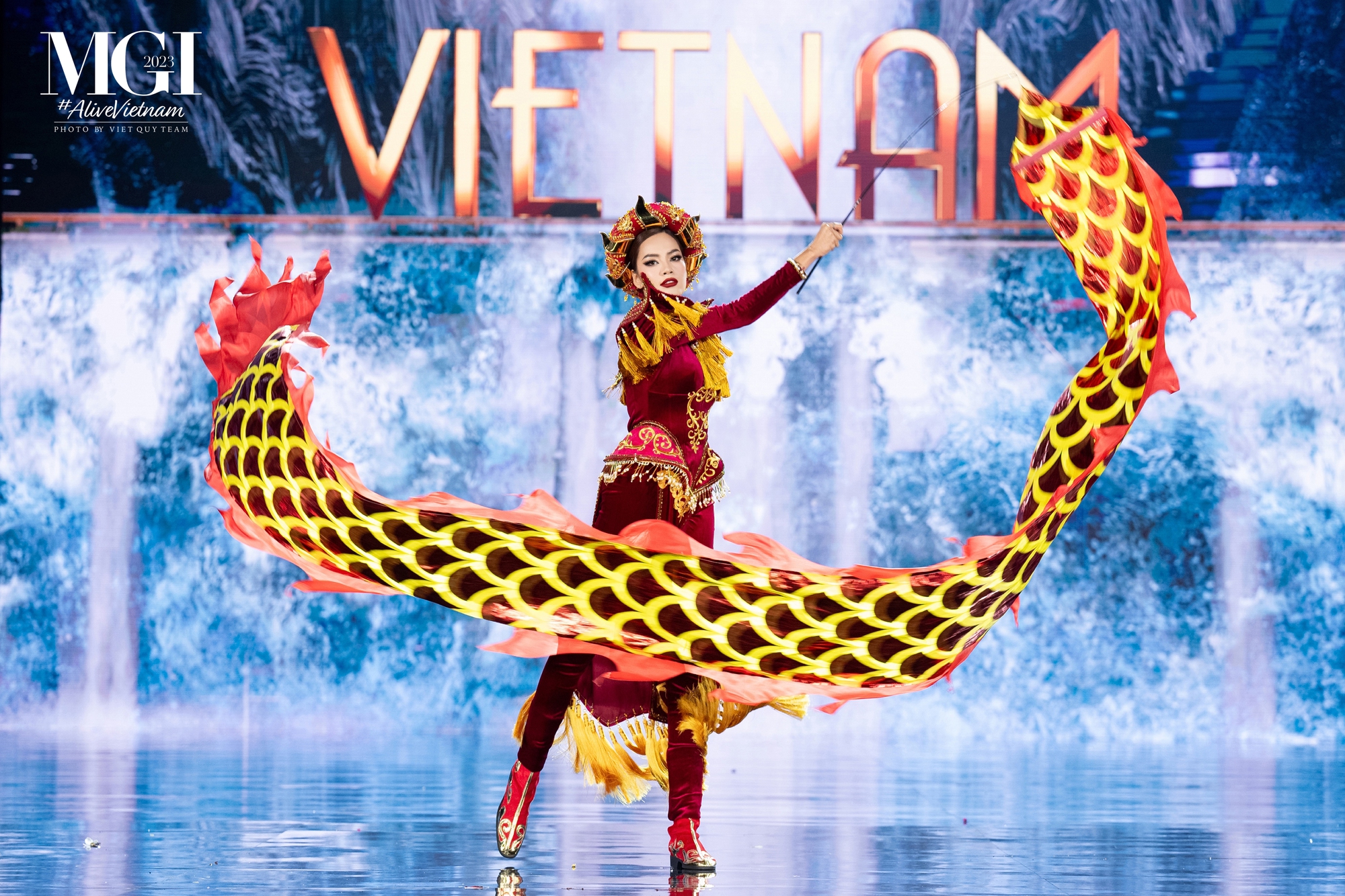 National Costume hoành tráng, nặng 30 kg của thí sinh Hoa hậu Hòa bình - Ảnh 1.