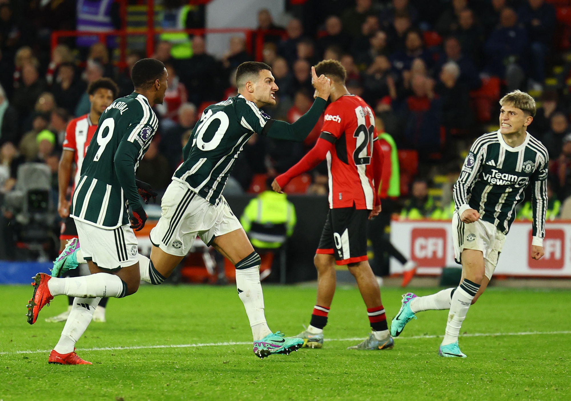 Man United thắng nghẹt thở đội chót bảng, Chelsea đánh rơi 2 điểm trước Arsenal