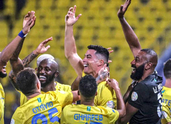 Ronaldo lập siêu phẩm nâng cao kỷ lục ghi bàn, giúp Al-Nassr ngược dòng
