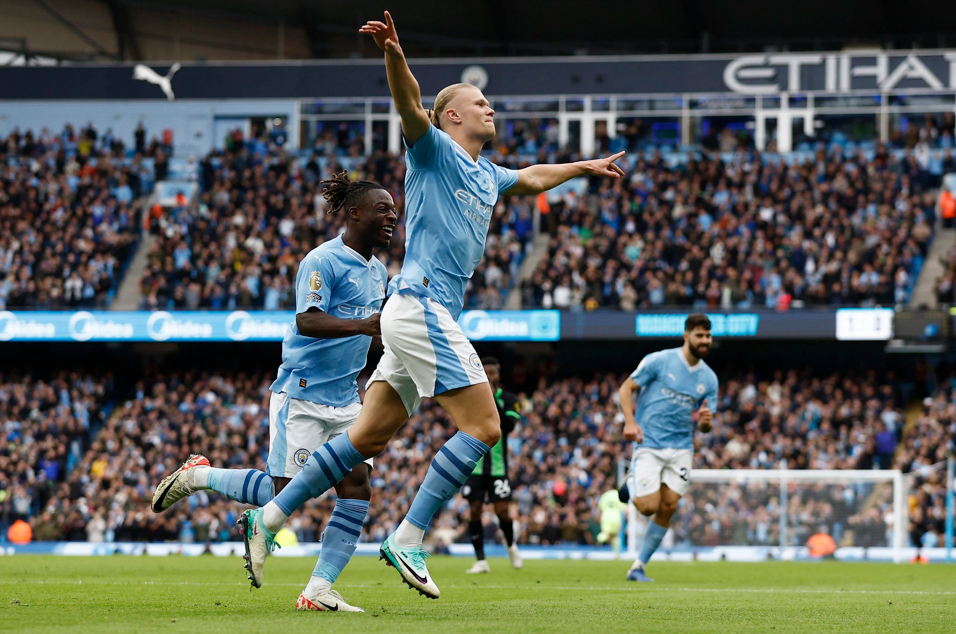 Haaland giải cơn kh&aacute;t b&agrave;n thắng, Man City thắng Brighton l&ecirc;n ng&ocirc;i đầu - Ảnh 7.