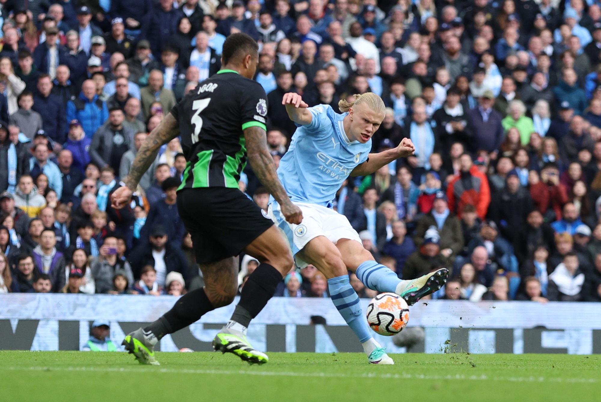 Haaland giải cơn khát bàn thắng, Man City thắng Brighton lên ngôi đầu