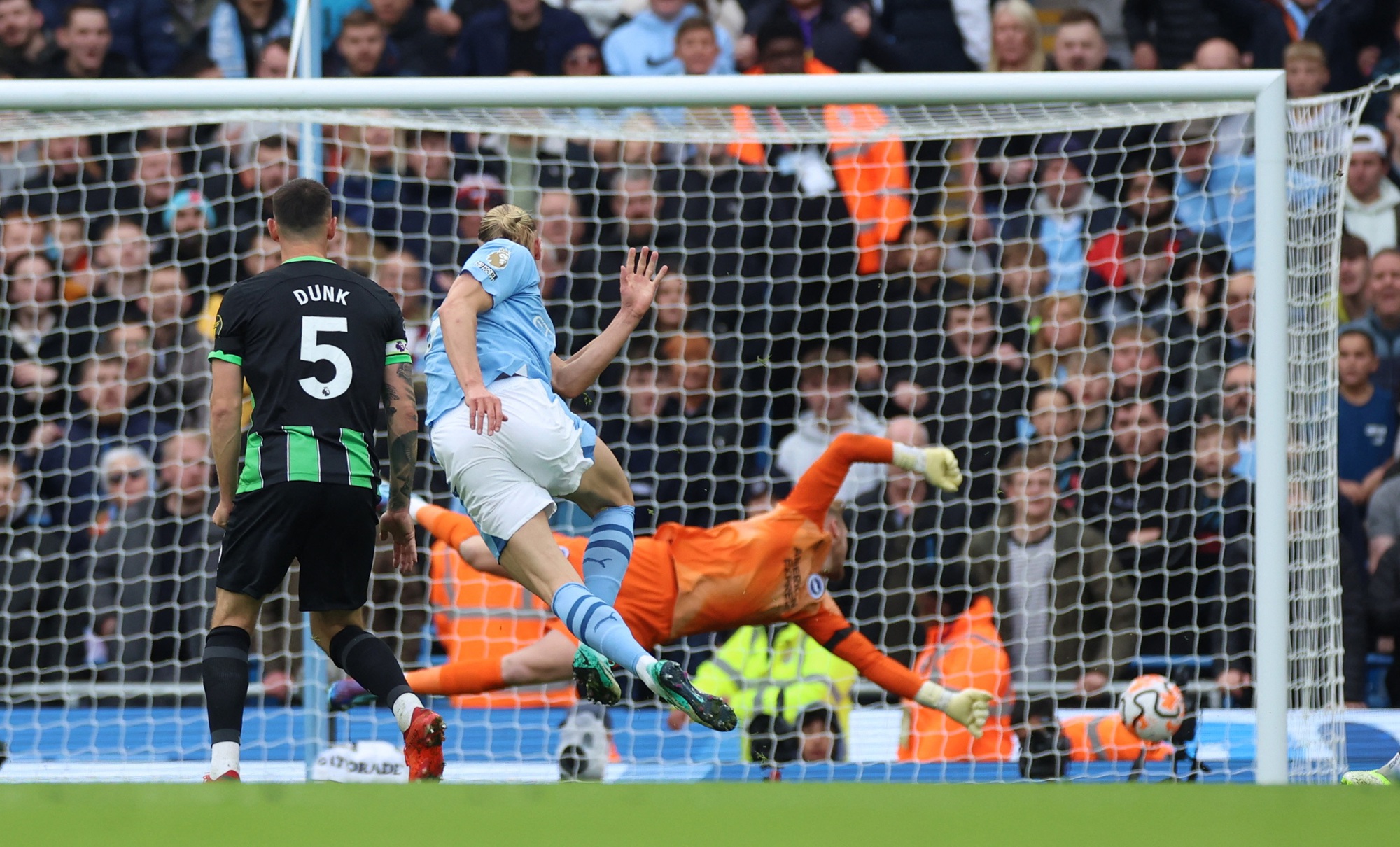 Haaland giải cơn kh&aacute;t b&agrave;n thắng, Man City thắng Brighton l&ecirc;n ng&ocirc;i đầu - Ảnh 2.