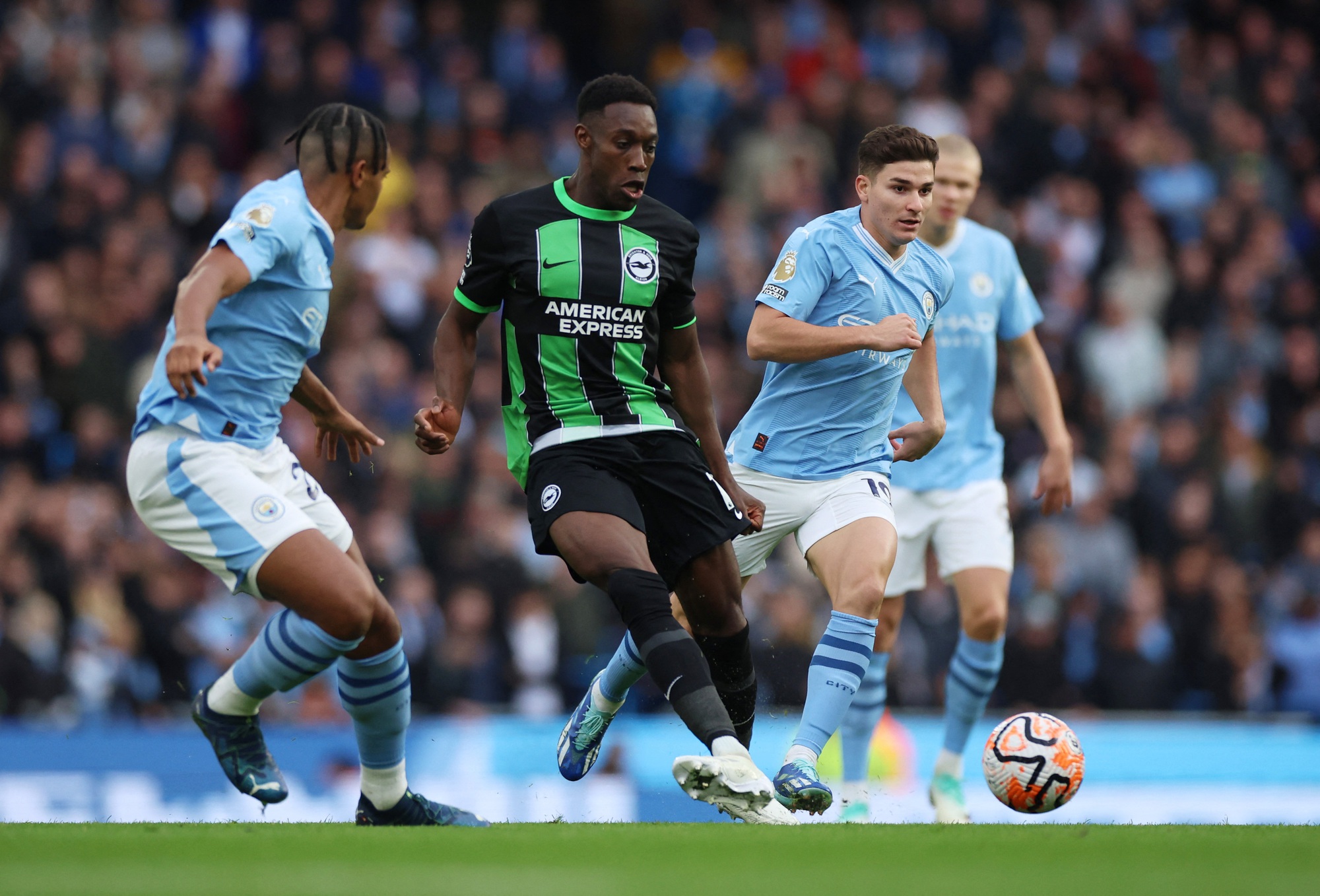 Haaland giải cơn kh&aacute;t b&agrave;n thắng, Man City thắng Brighton l&ecirc;n ng&ocirc;i đầu - Ảnh 1.