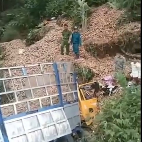 Xe tải lao v&agrave;o v&aacute;ch n&uacute;i, 1 người chết, 2 người bị thương - Ảnh 1.