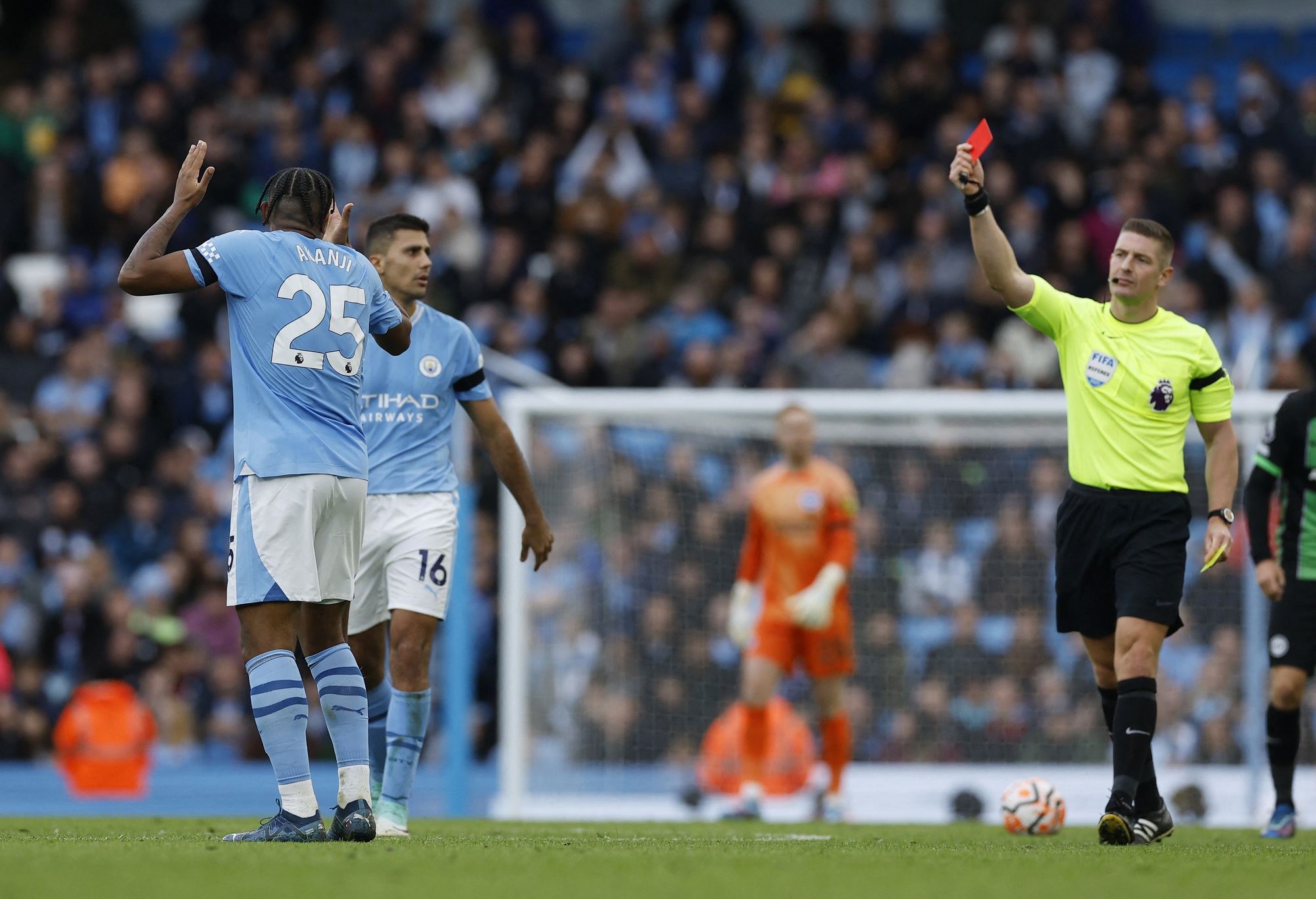 Haaland giải cơn kh&aacute;t b&agrave;n thắng, Man City thắng Brighton l&ecirc;n ng&ocirc;i đầu - Ảnh 6.
