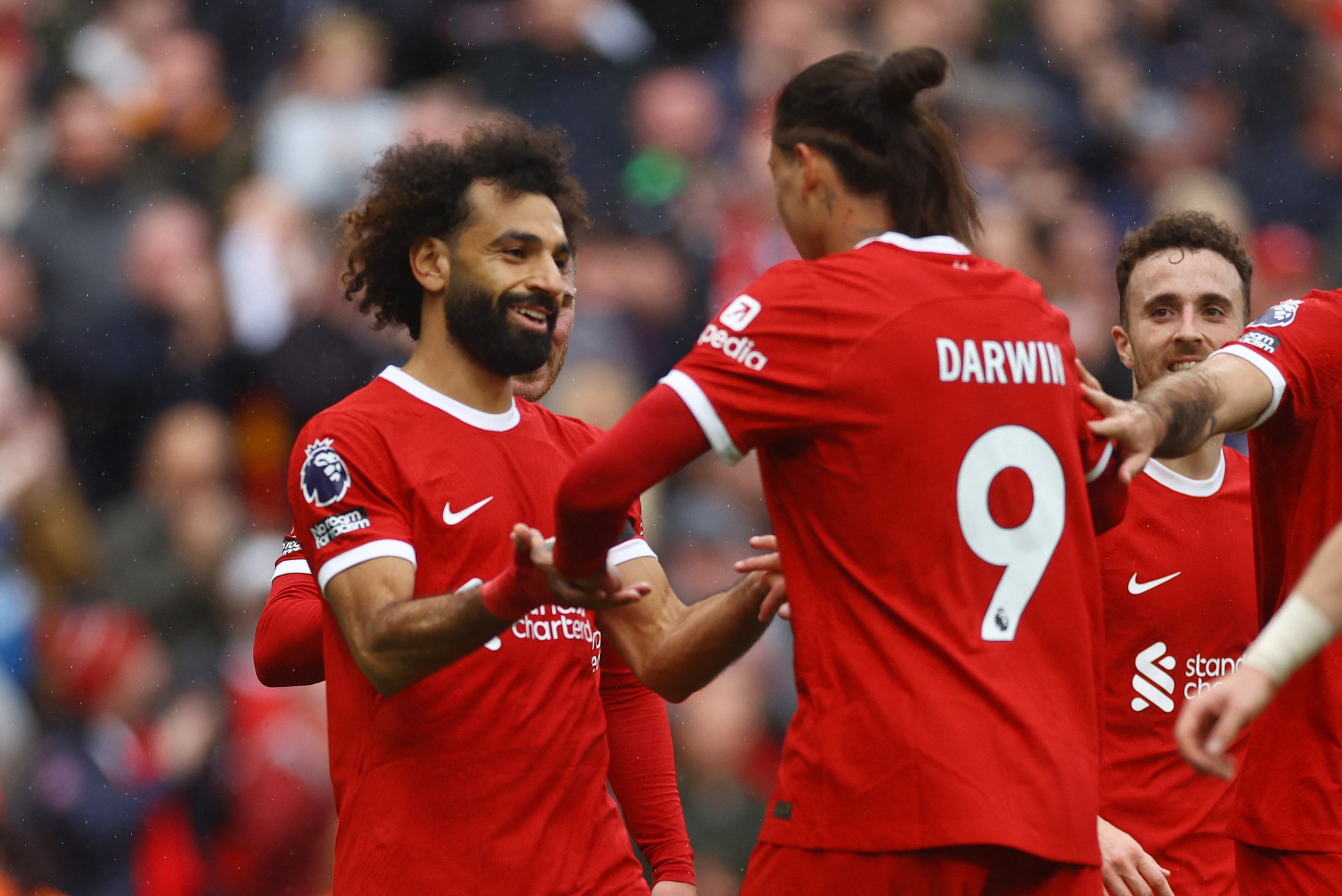 Salah giúp Liverpool một tay hạ gục Everton