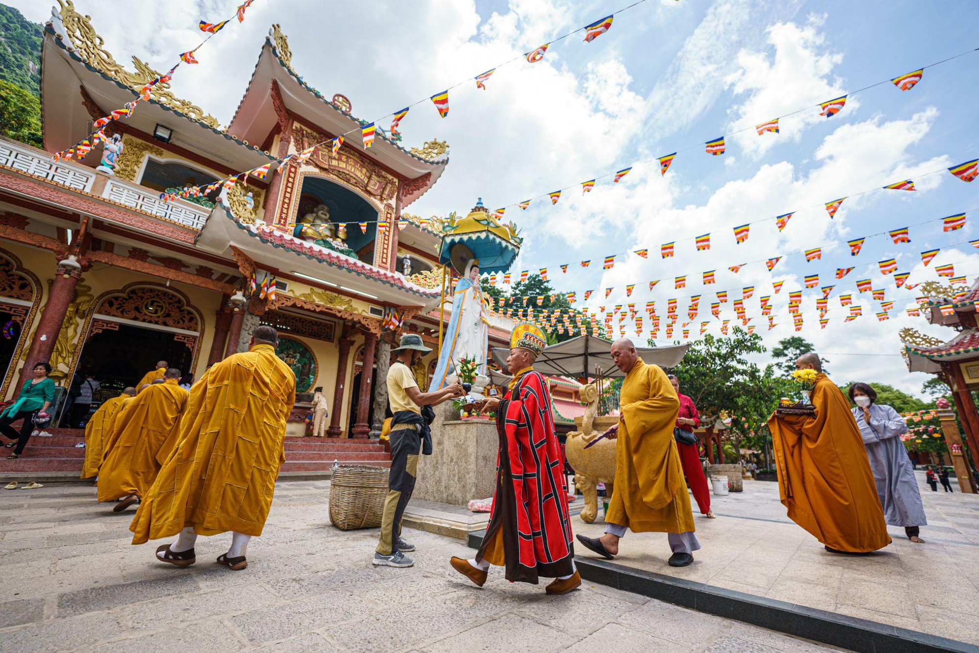 Phật tử mong chờ ng&agrave;y lễ V&iacute;a Qu&aacute;n Thế &Acirc;m xuất gia tại n&uacute;i B&agrave; Đen T&acirc;y Ninh - Ảnh 1.