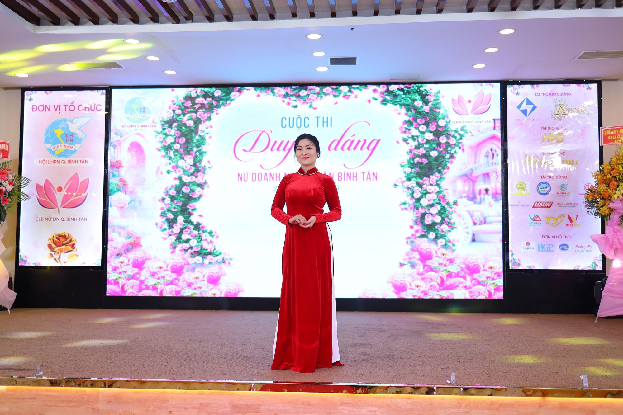 Đỗ Thị Mỹ Oanh đoạt giải nhất cuộc thi Duyên dáng áo dài