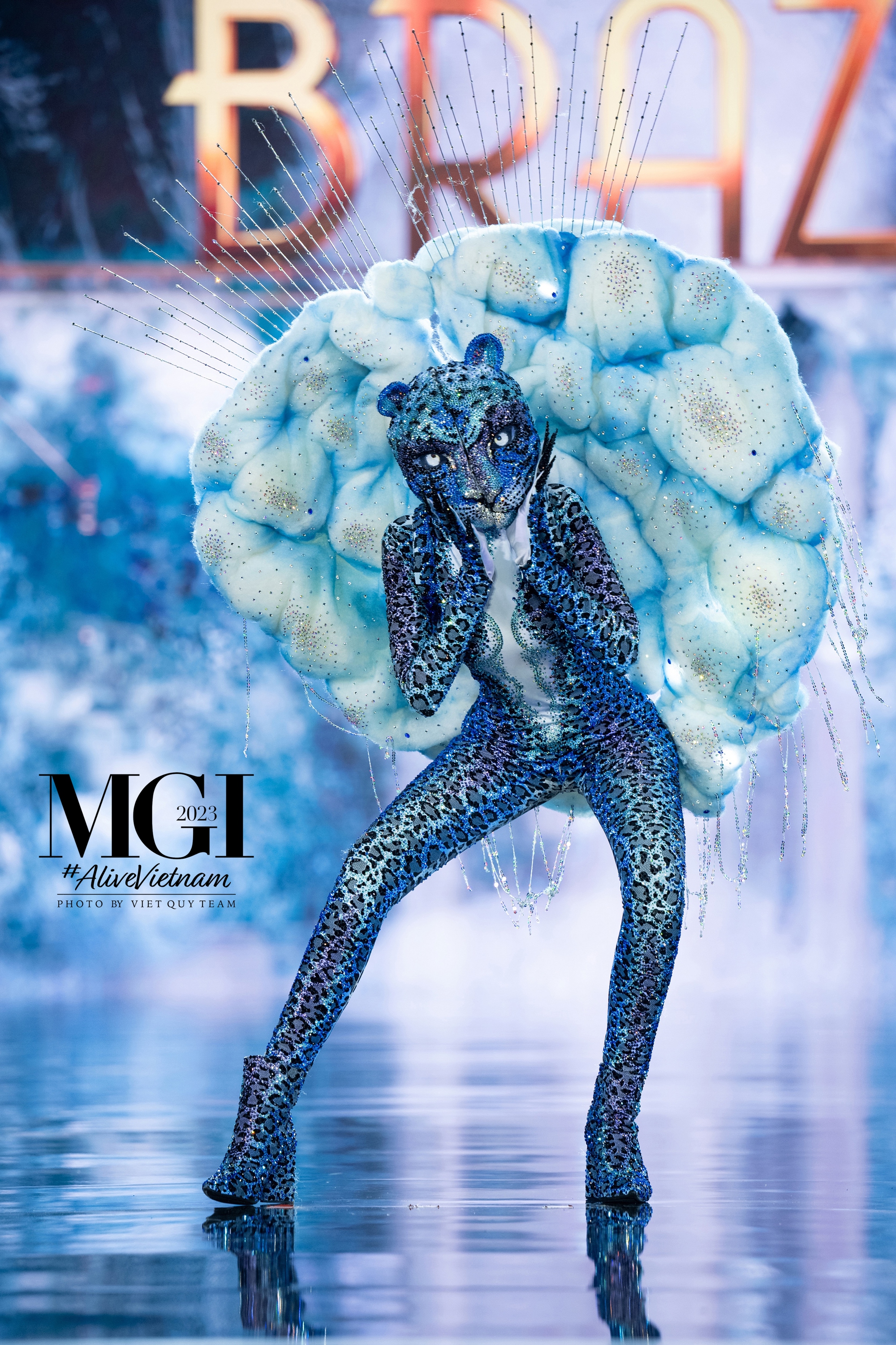 National Costume hoành tráng, nặng 30 kg của thí sinh Hoa hậu Hòa bình - Ảnh 8.
