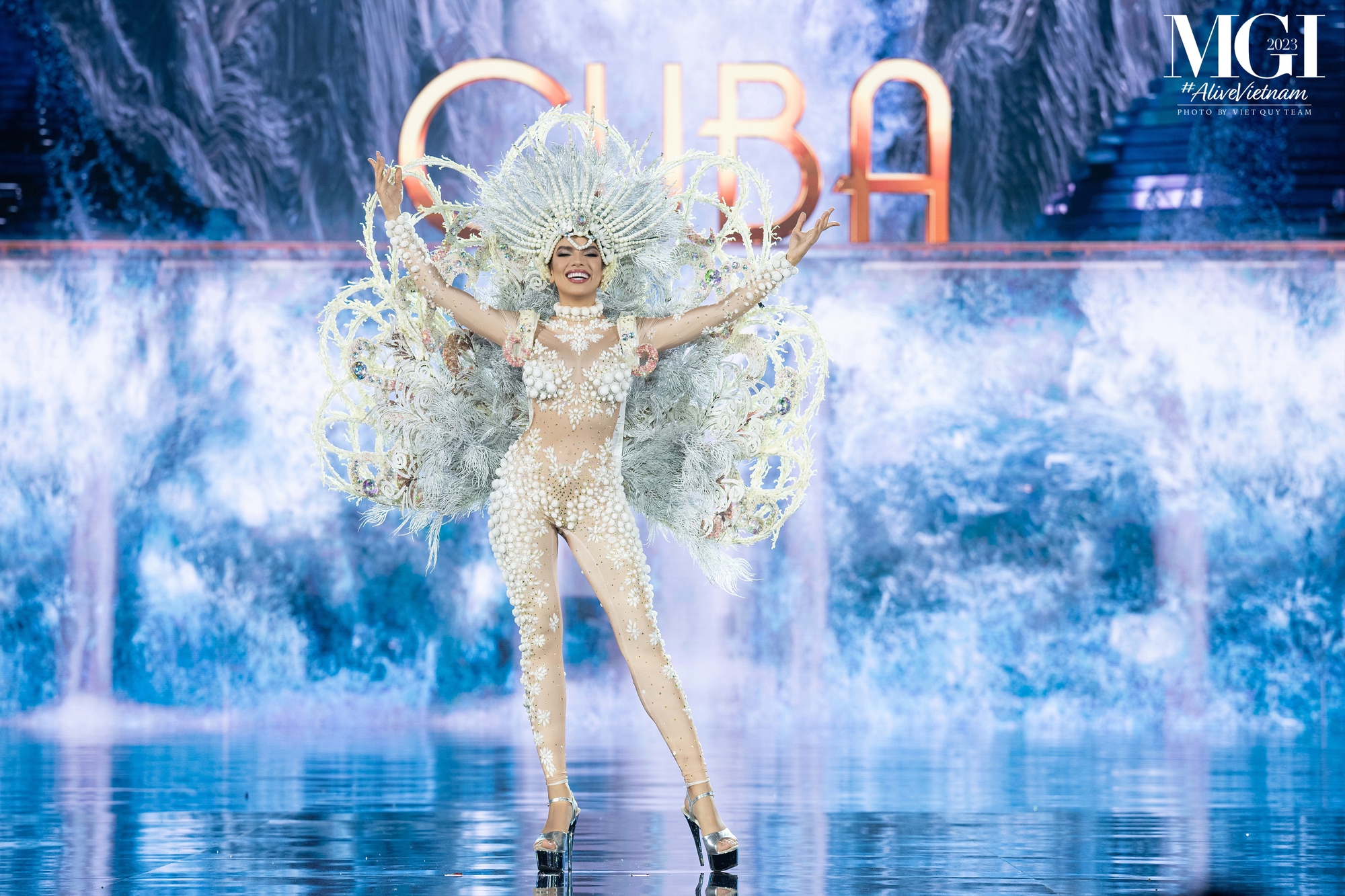 National Costume hoành tráng, nặng 30 kg của thí sinh Hoa hậu Hòa bình - Ảnh 5.