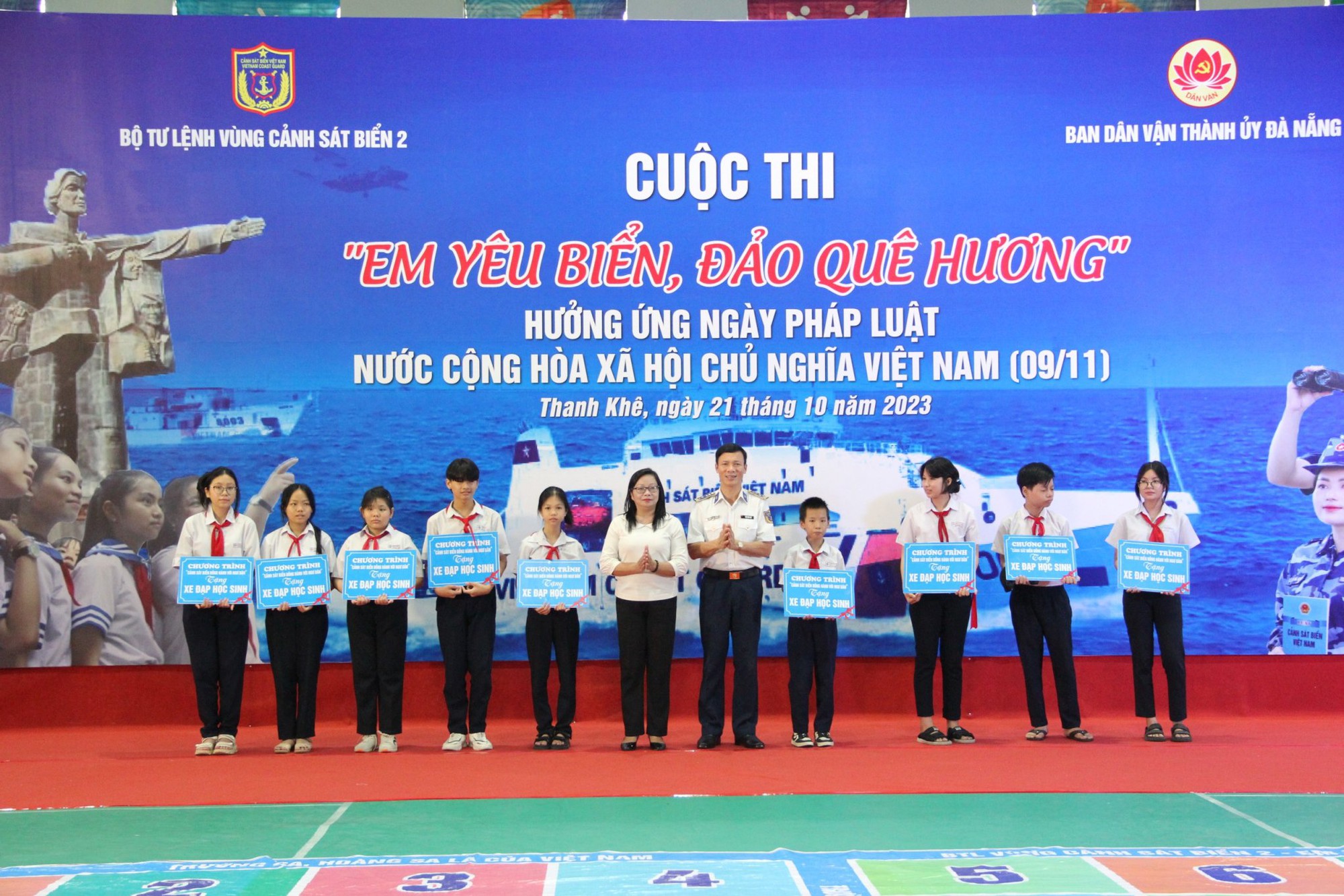 Bộ Tư lệnh V&ugrave;ng Cảnh s&aacute;t biển 2 trao học bổng, xe đạp cho học sinh Đ&agrave; Nẵng - Ảnh 3.