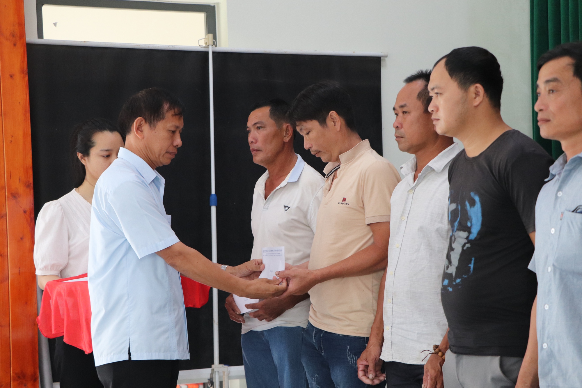 Tổng LĐLĐ Việt Nam thăm hỏi, hỗ trợ ngư d&acirc;n Quảng Nam gặp nạn tr&ecirc;n biển - Ảnh 3.
