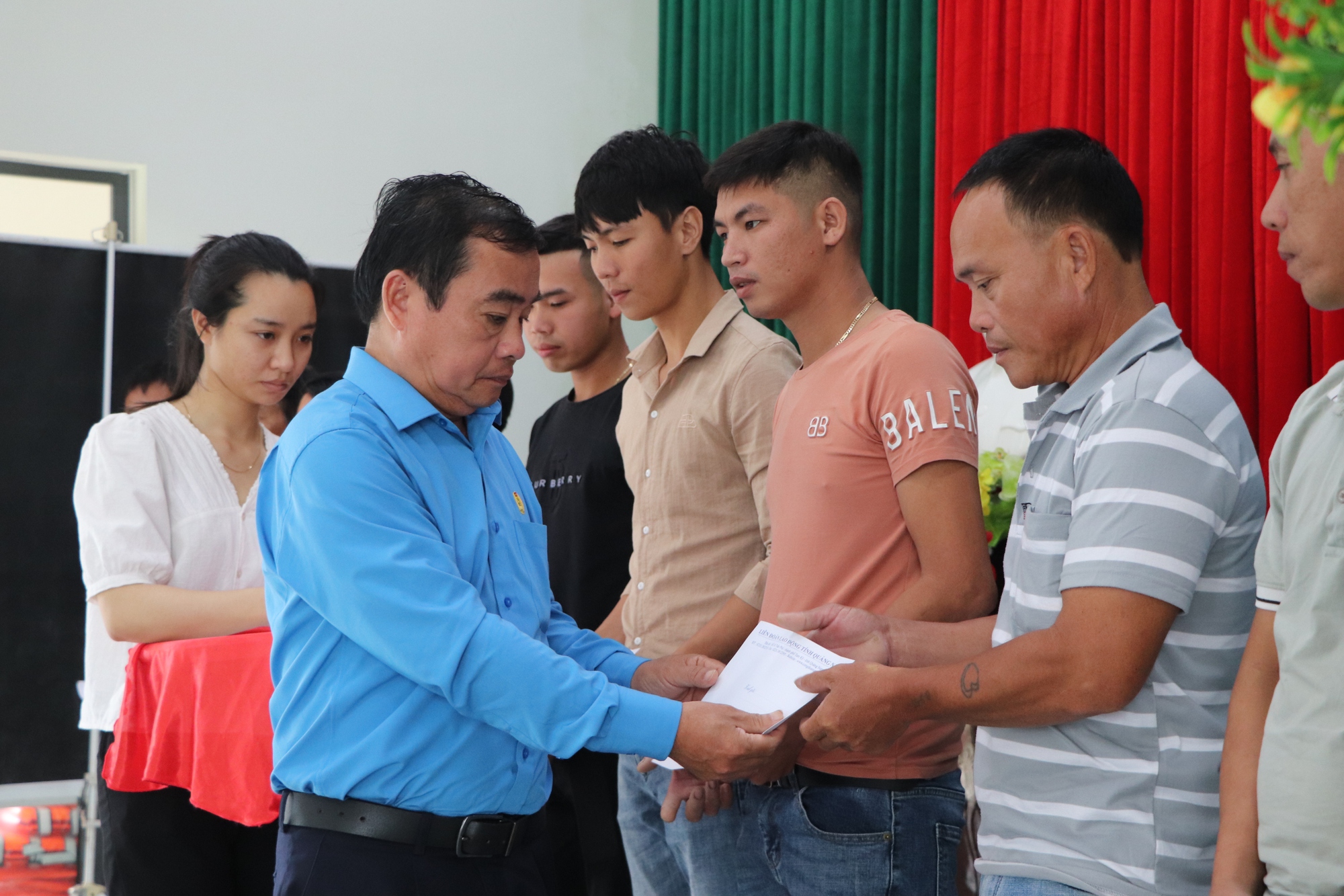Tổng LĐLĐ Việt Nam thăm hỏi, hỗ trợ ngư d&acirc;n Quảng Nam gặp nạn tr&ecirc;n biển - Ảnh 4.