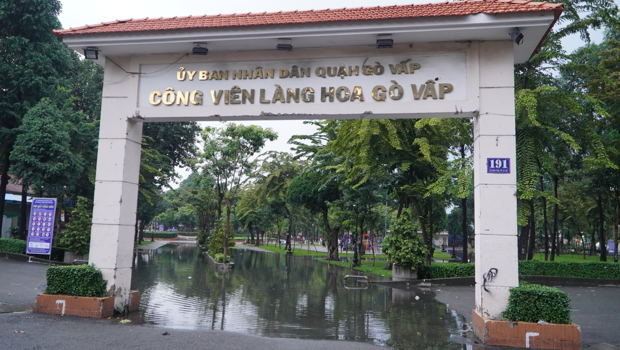 Chiều cuối tuần mưa lớn, TP HCM ngập nhiều nơi - Ảnh 5.