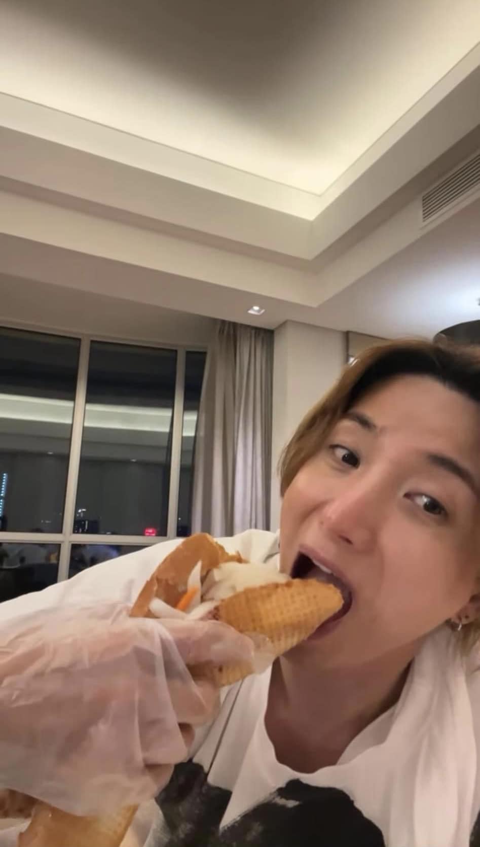 N&oacute;n l&aacute;, phở, b&aacute;nh m&igrave; chinh phục loạt sao H&agrave;n! - Ảnh 2.
