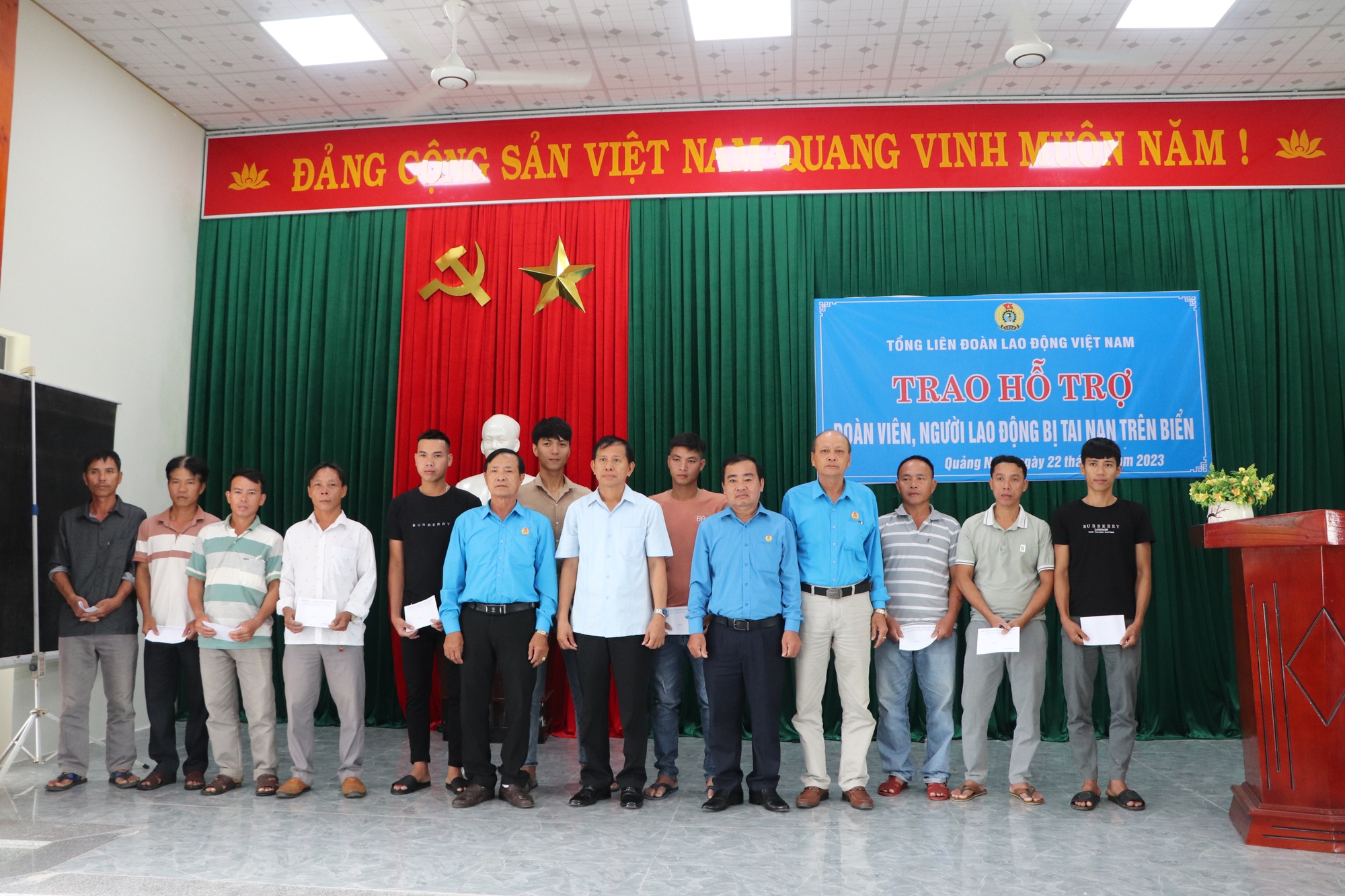 Tổng LĐLĐ Việt Nam thăm hỏi, hỗ trợ ngư d&acirc;n Quảng Nam gặp nạn tr&ecirc;n biển - Ảnh 5.