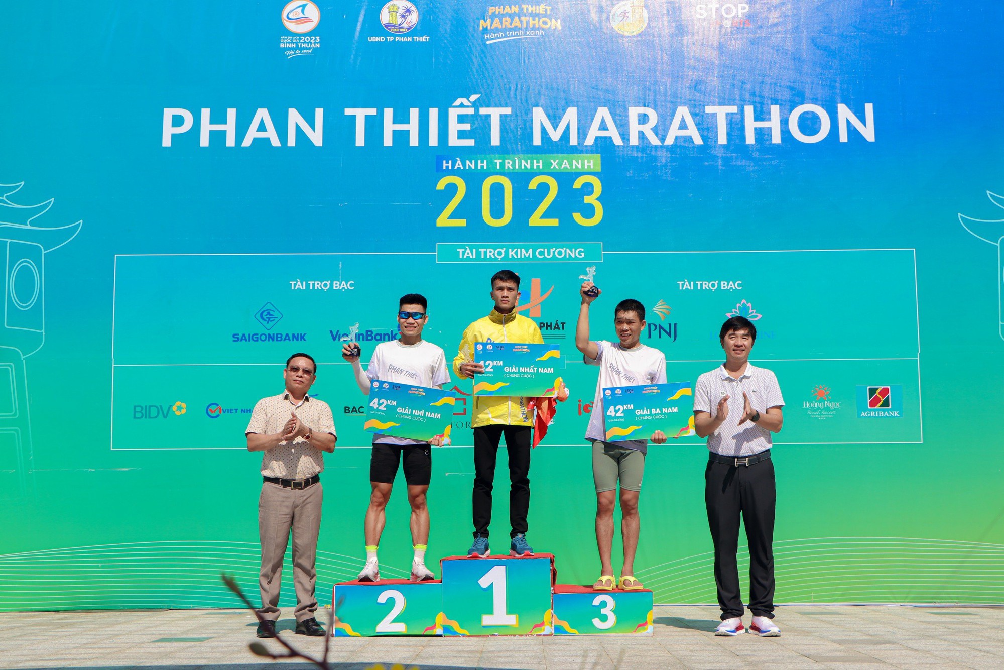 Cựu tuyển thủ Phạm Thị B&igrave;nh chinh phục Phan Thiết Marathon 2023 - Ảnh 17.