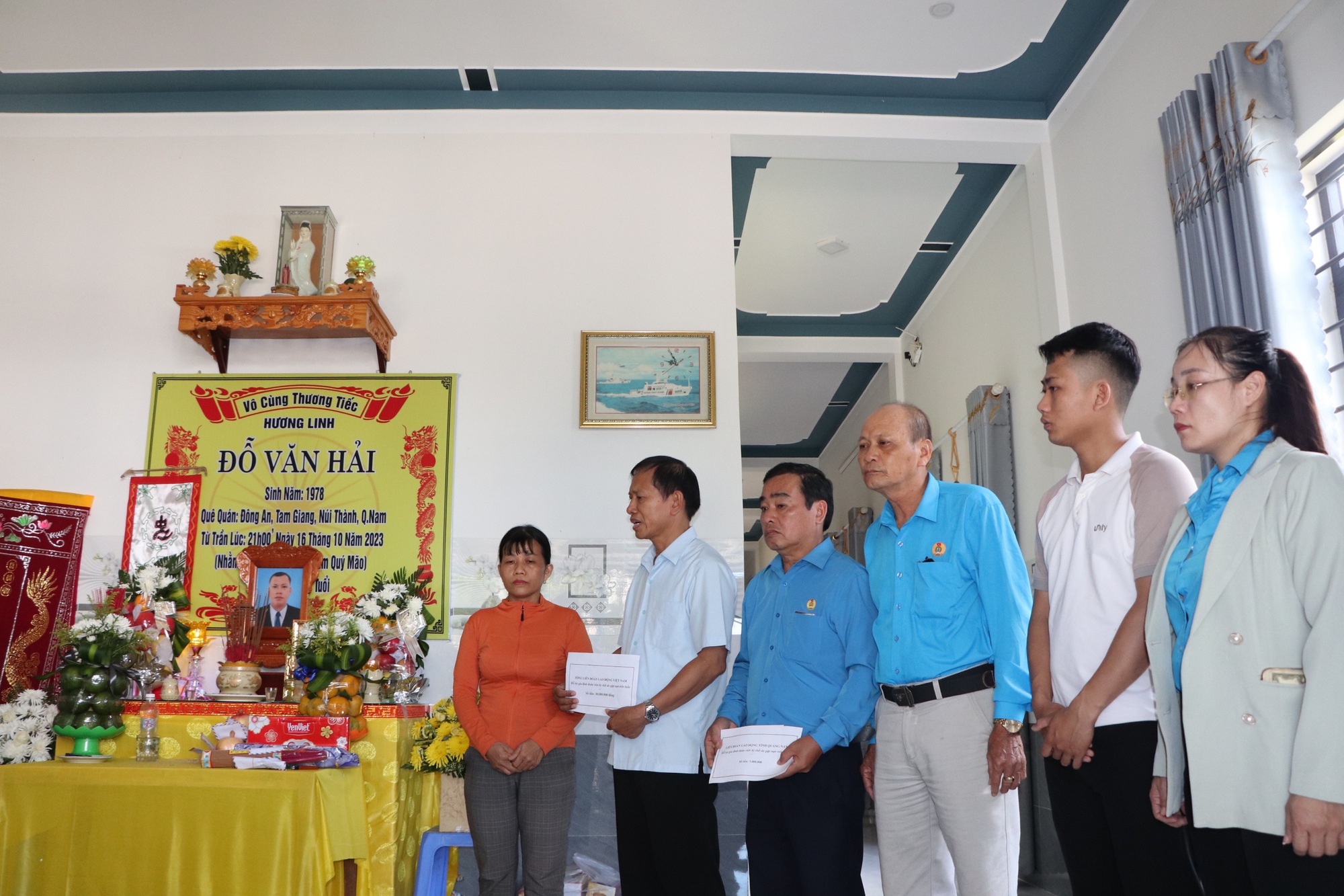 Tổng LĐLĐ Việt Nam thăm hỏi, hỗ trợ ngư d&acirc;n Quảng Nam gặp nạn tr&ecirc;n biển - Ảnh 1.