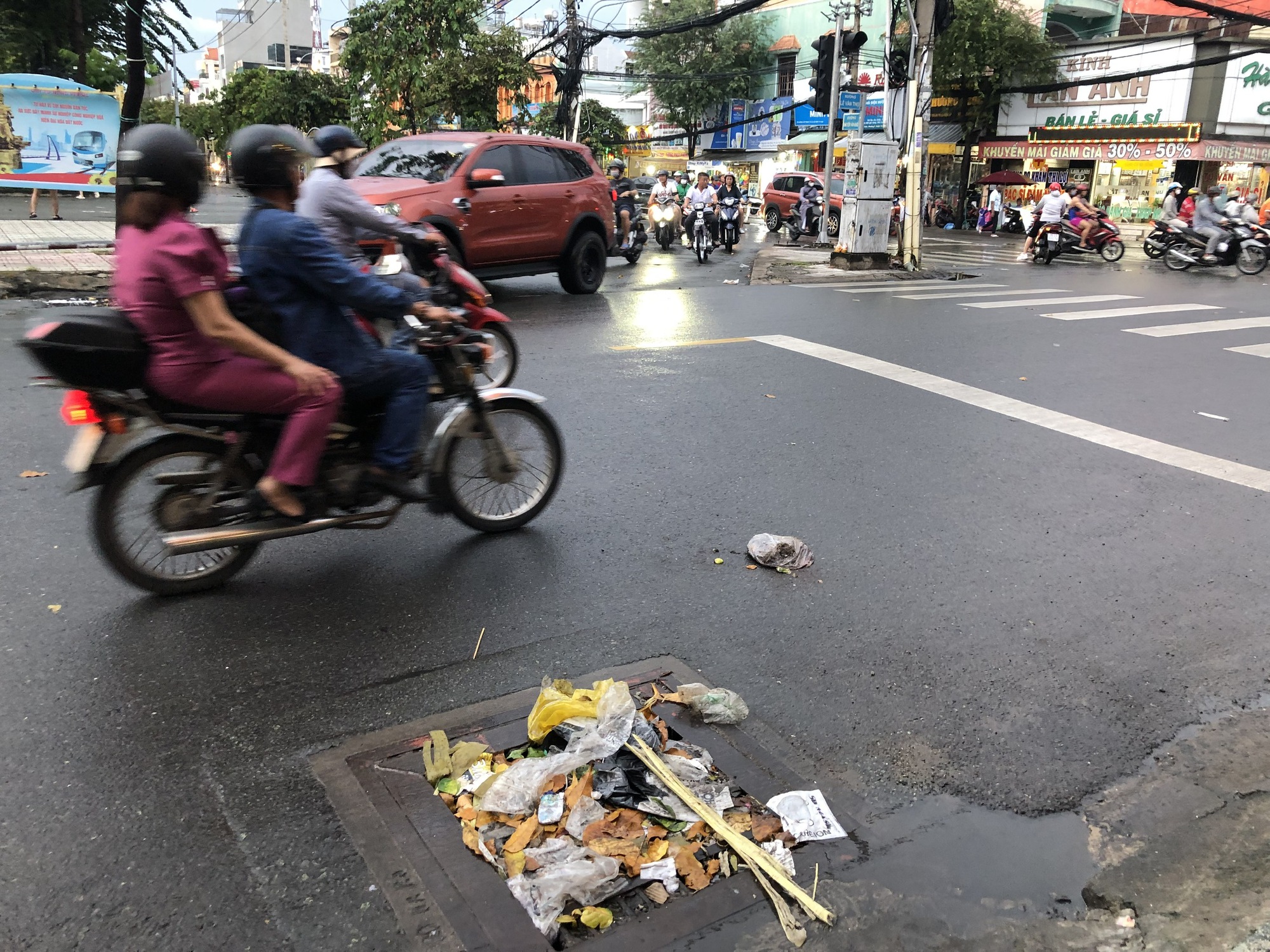 Chiều cuối tuần mưa lớn, TP HCM ngập nhiều nơi - Ảnh 8.