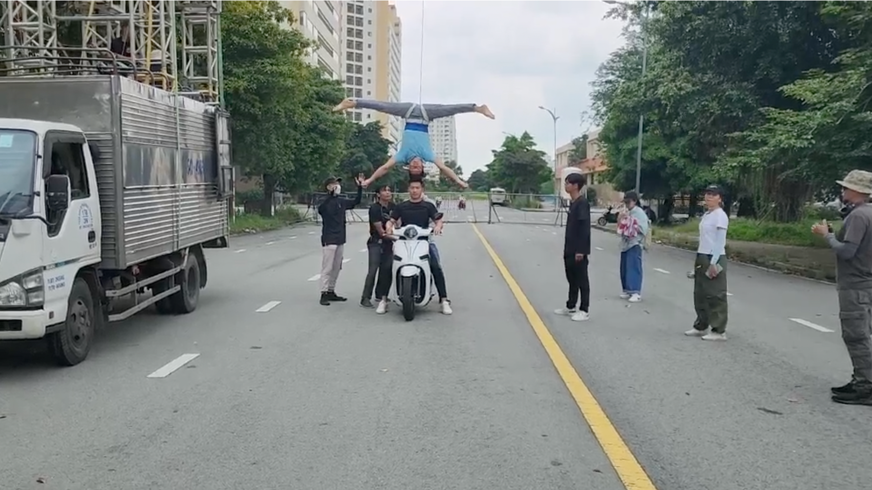 Clip chồng đầu trên xe máy đã "biến mất" trên trang Youtube của hãng xe