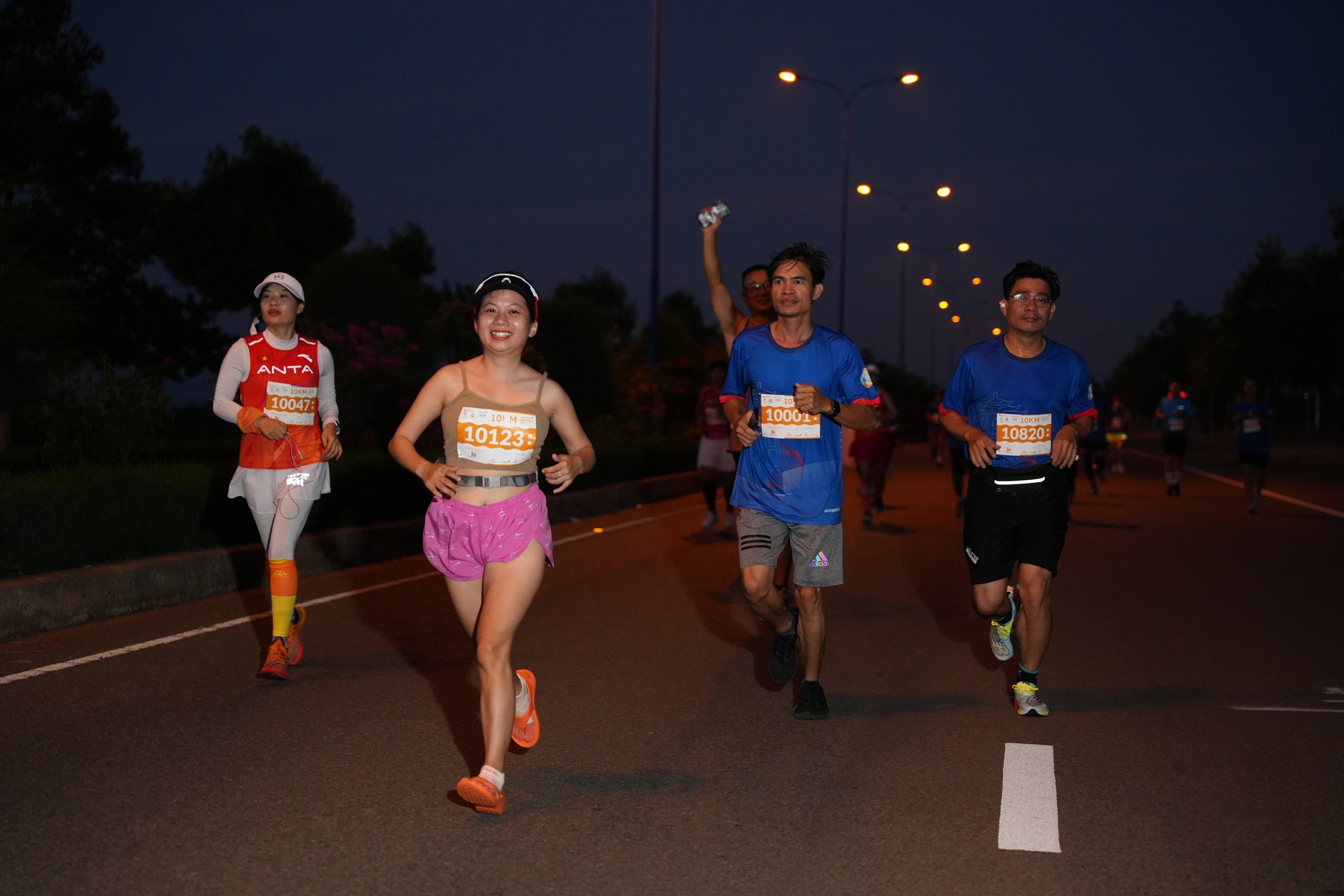 Cựu tuyển thủ Phạm Thị B&igrave;nh chinh phục Phan Thiết Marathon 2023 - Ảnh 1.