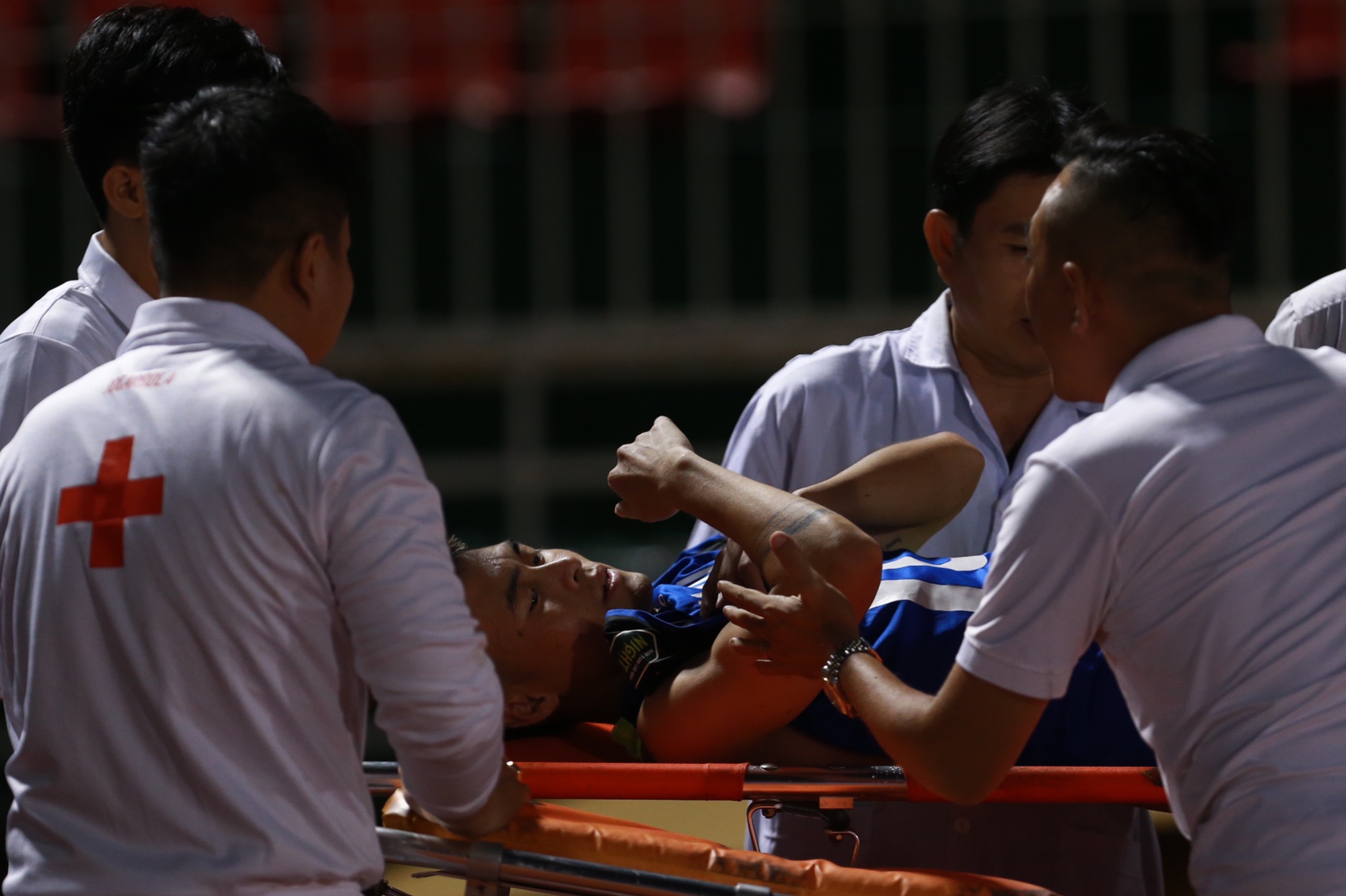 HLV Vũ Tiến Th&agrave;nh: Kh&ocirc;ng c&oacute; VAR trong ph&iacute;a Nam l&agrave; thiếu c&ocirc;ng bằng - Ảnh 2.