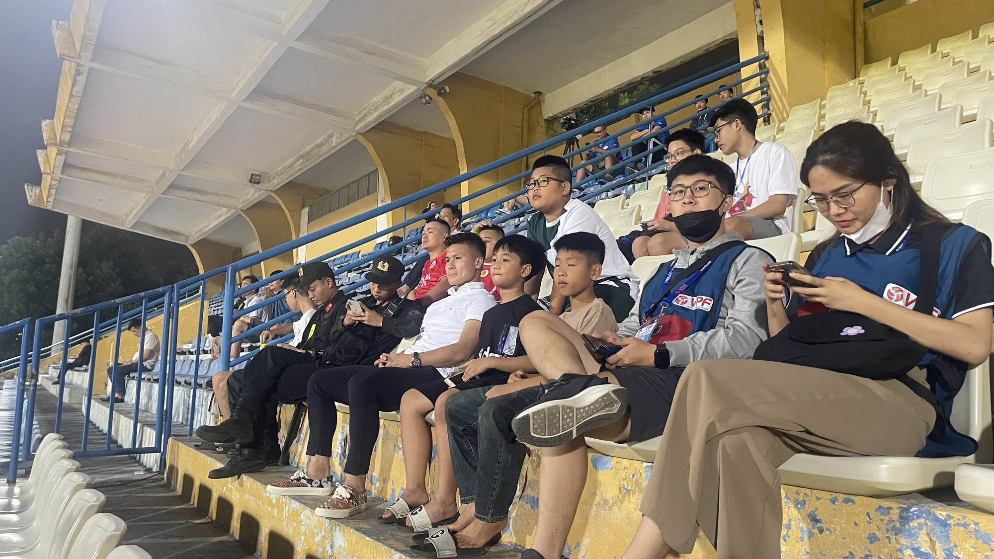 Quang Hải lặng lẽ theo d&otilde;i c&aacute;c đồng đội tr&ecirc;n kh&aacute;n đ&agrave;i, chờ đợi ng&agrave;y trở lại - Ảnh 1.