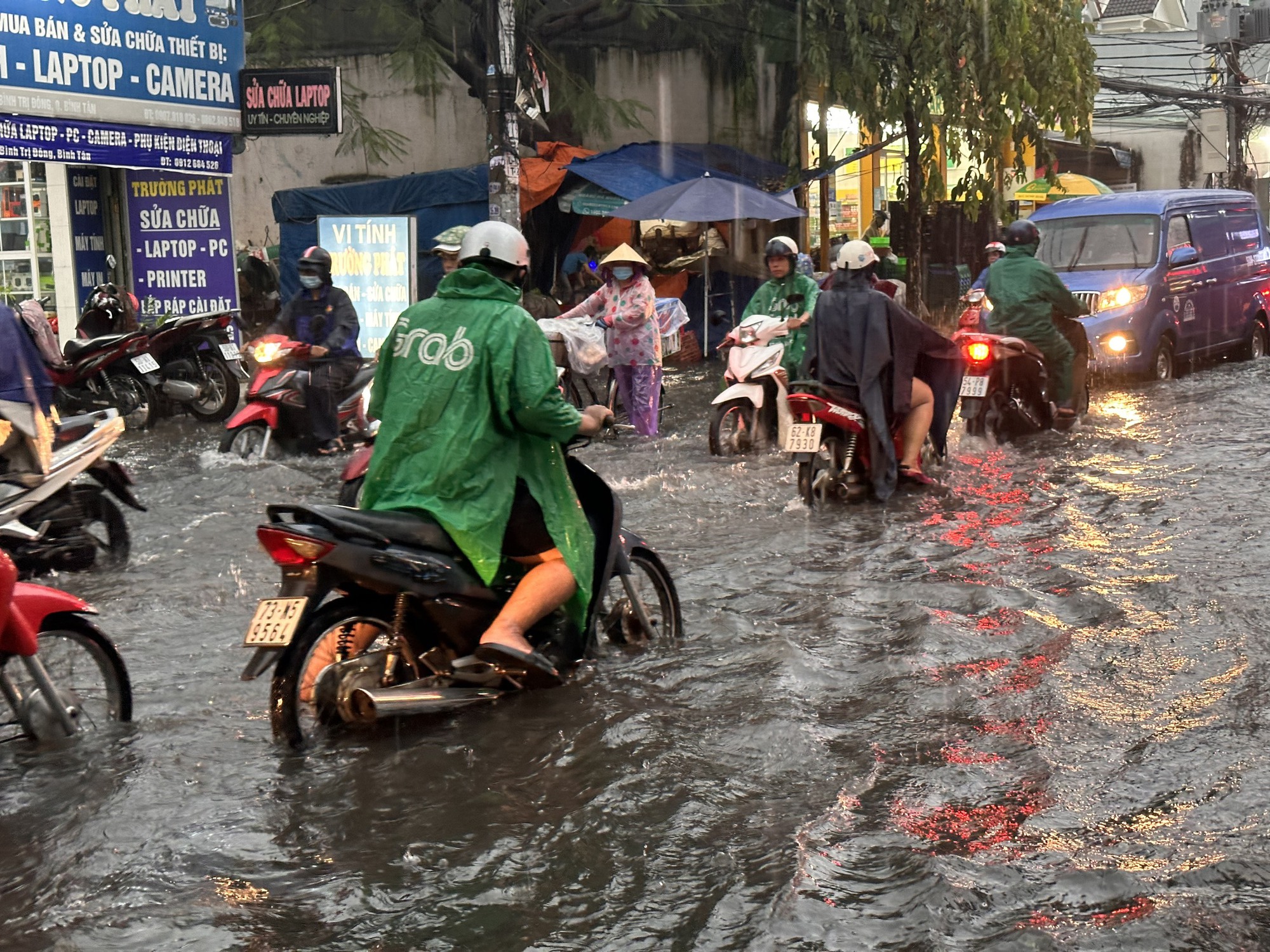 TP HCM: Mưa lớn k&eacute;o d&agrave;i, nhiều tuyến đường ngập s&acirc;u - Ảnh 8.