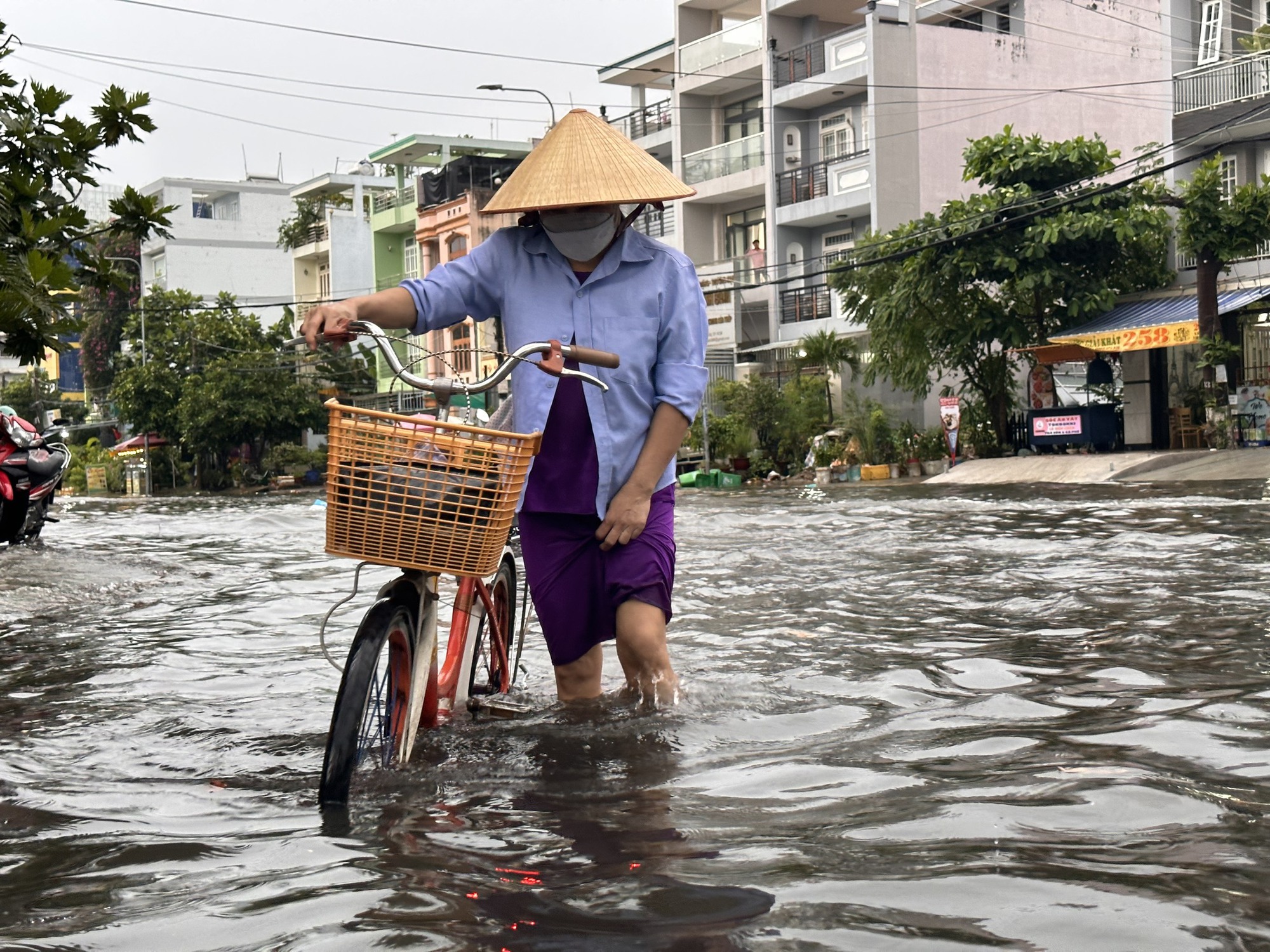 TP HCM: Mưa lớn k&eacute;o d&agrave;i, nhiều tuyến đường ngập s&acirc;u - Ảnh 3.