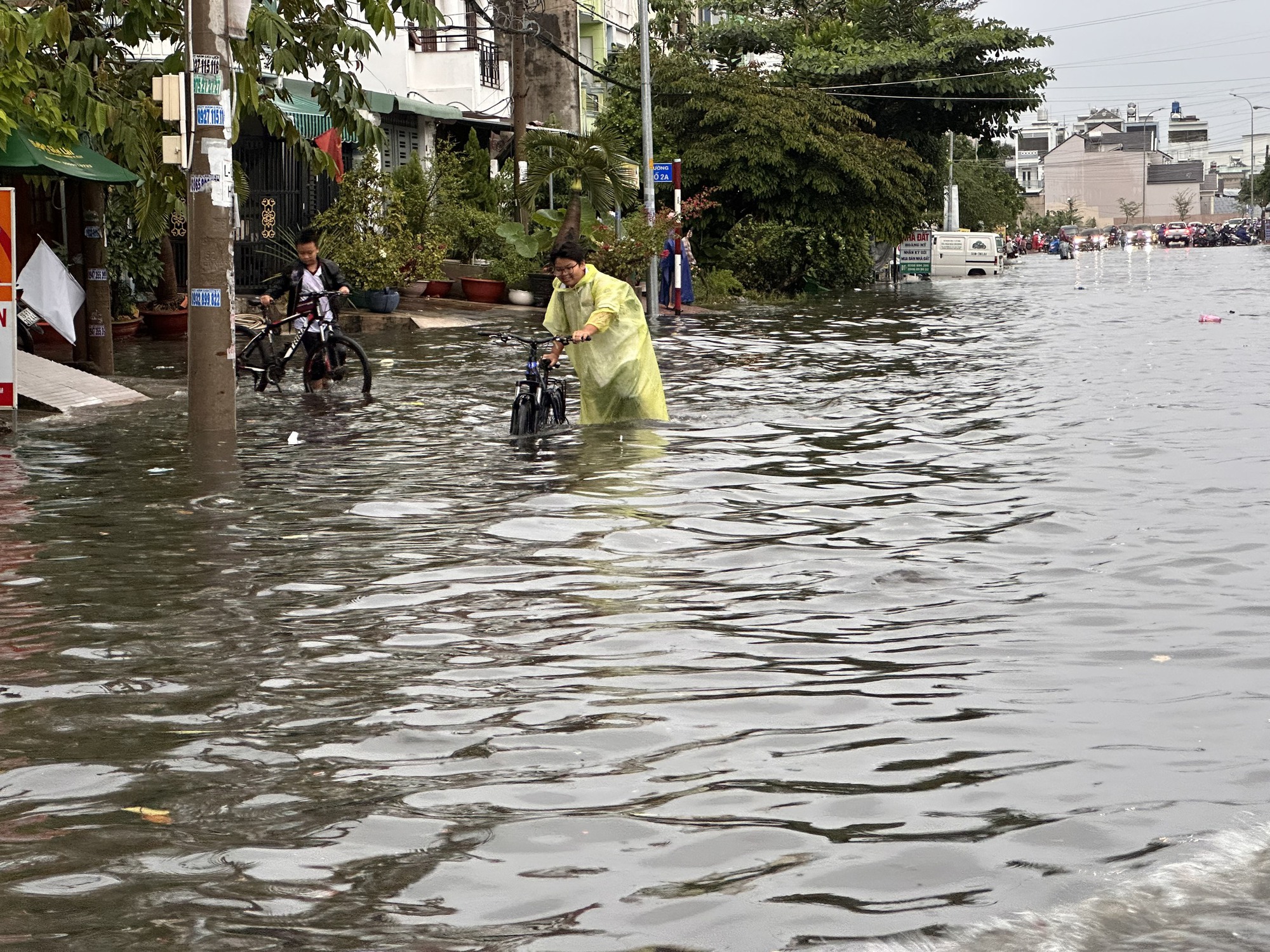TP HCM: Mưa lớn k&eacute;o d&agrave;i, nhiều tuyến đường ngập s&acirc;u - Ảnh 4.