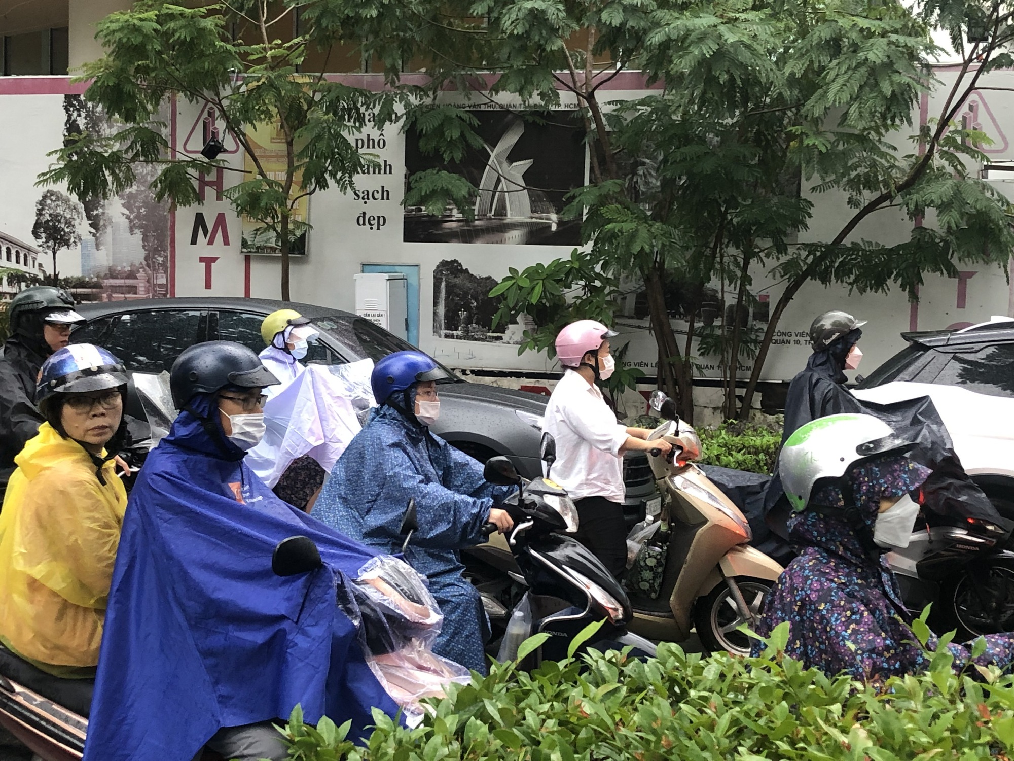 TP HCM: Mưa lớn k&eacute;o d&agrave;i, nhiều tuyến đường ngập s&acirc;u - Ảnh 9.